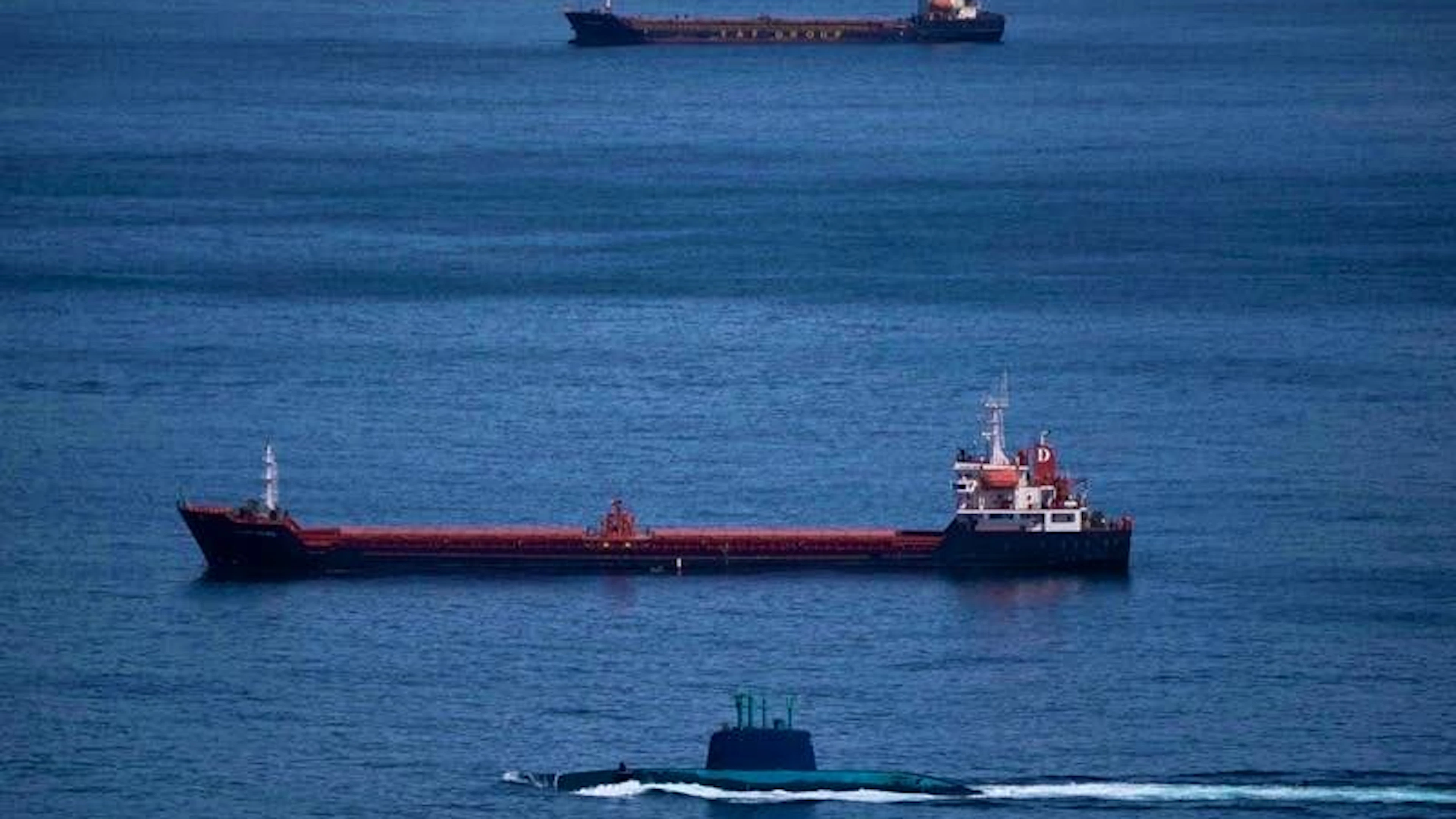Un sottomarino israeliano viene visto nella baia di Haifa, nel nord di Israele, dopo che il Governo ha dichiarato l'allerta nazionale in seguito agli attacchi all'Iran.