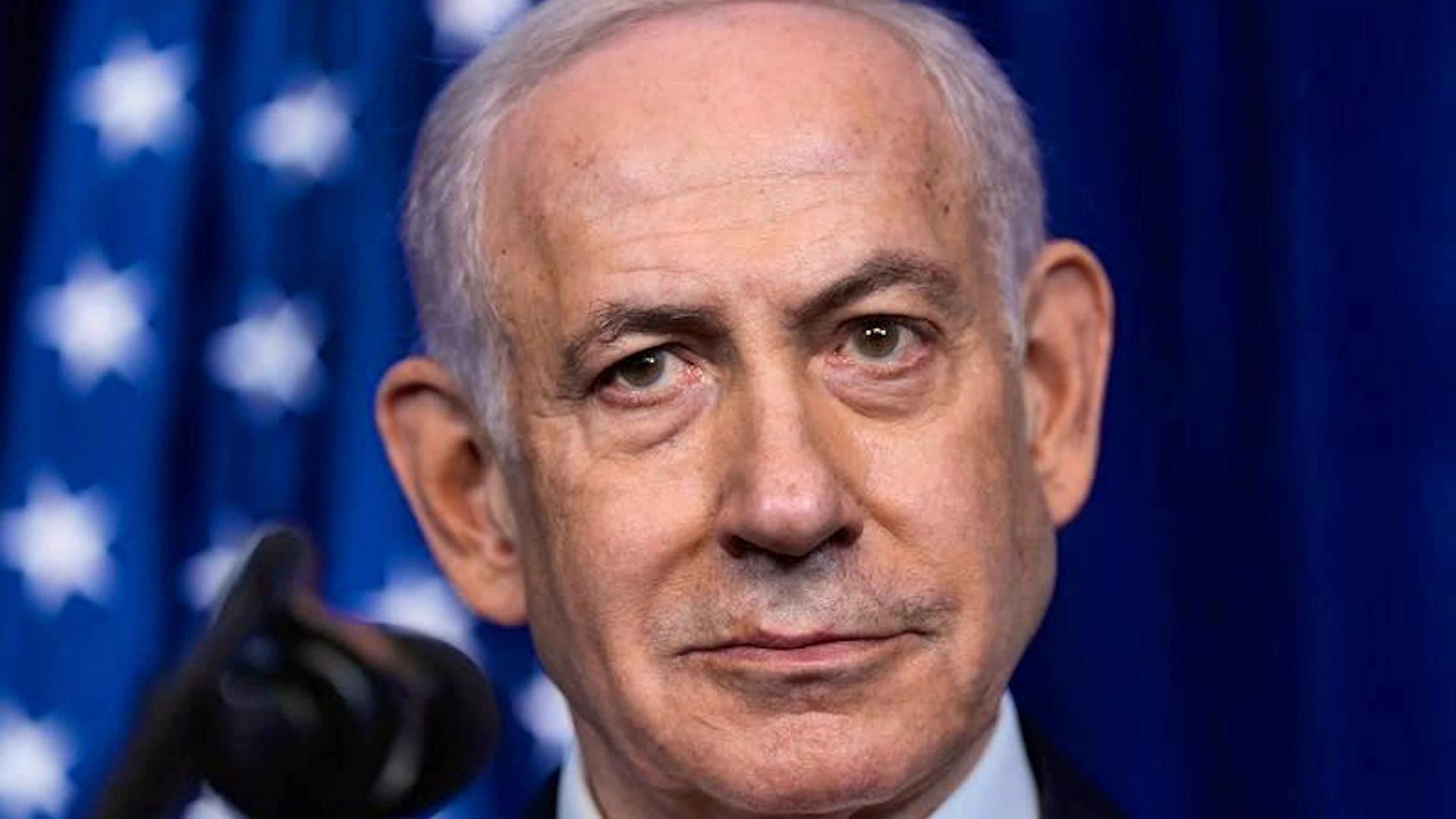 Il primo ministro israeliano Benjamin Netanyahu ascolta durante una conferenza stampa con il presidente statunitense Trump a Mar-a-Lago. La foto è stata scattata il 29 dicembre 2025.