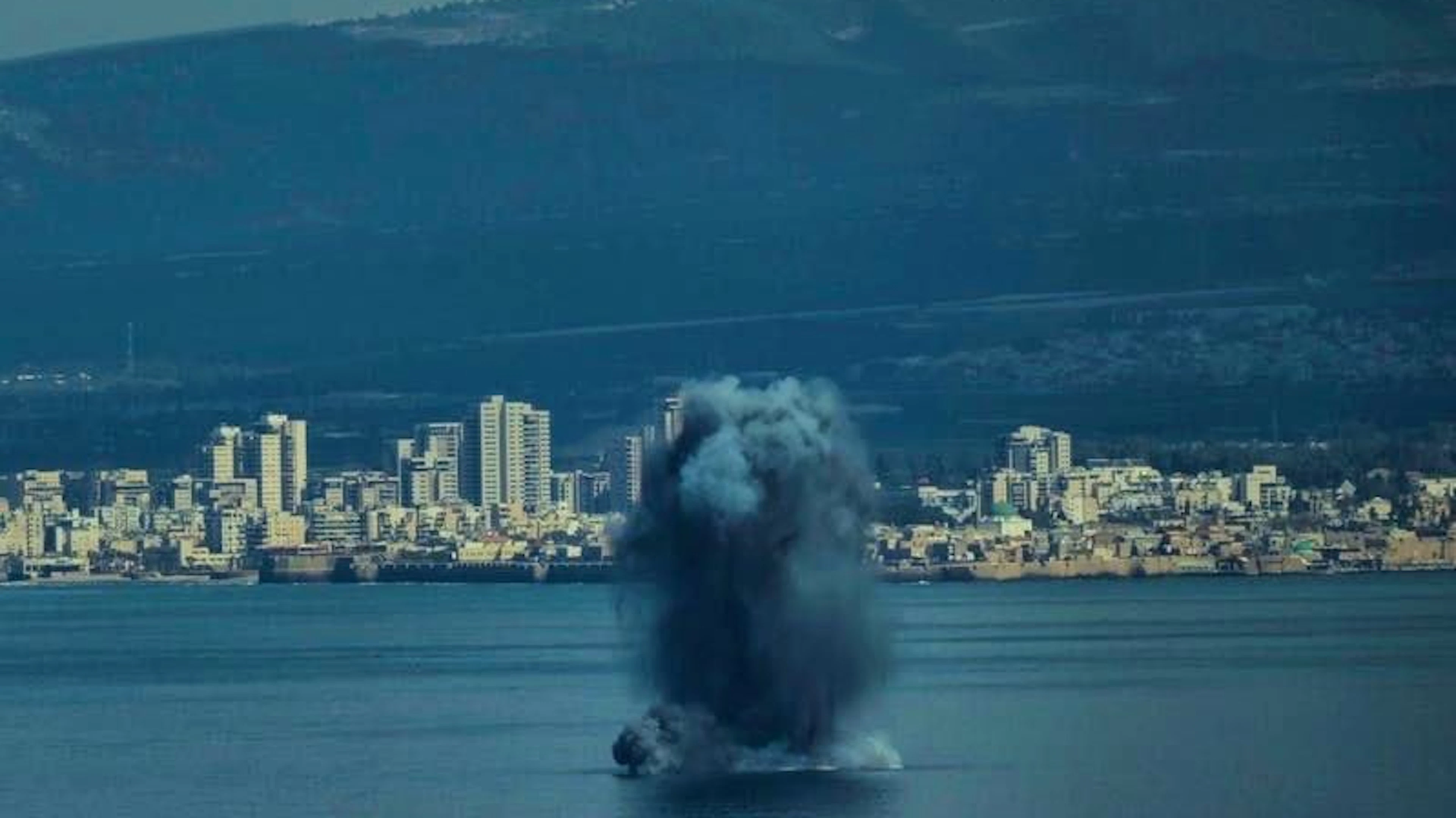 Un proiettile in arrivo esplode nella baia di Haifa, mentre Israele ha dichiarato l'allerta nazionale in seguito agli attacchi all'Iran.