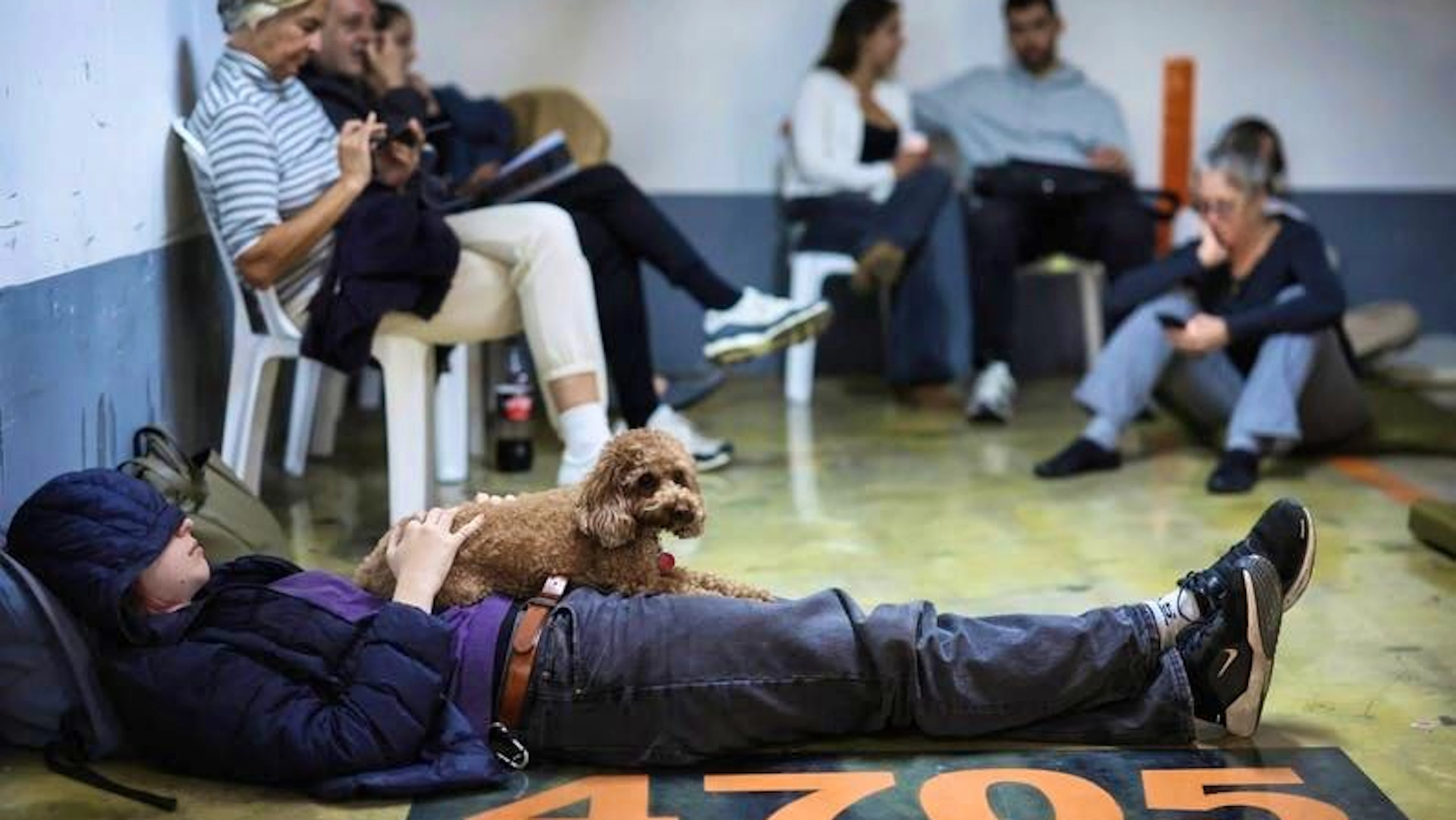 La popolazione di Tel Aviv è dovuta fuggire per mettersi in salvo. Anche questa immagine proviene dallo stesso parcheggio sotterraneo.