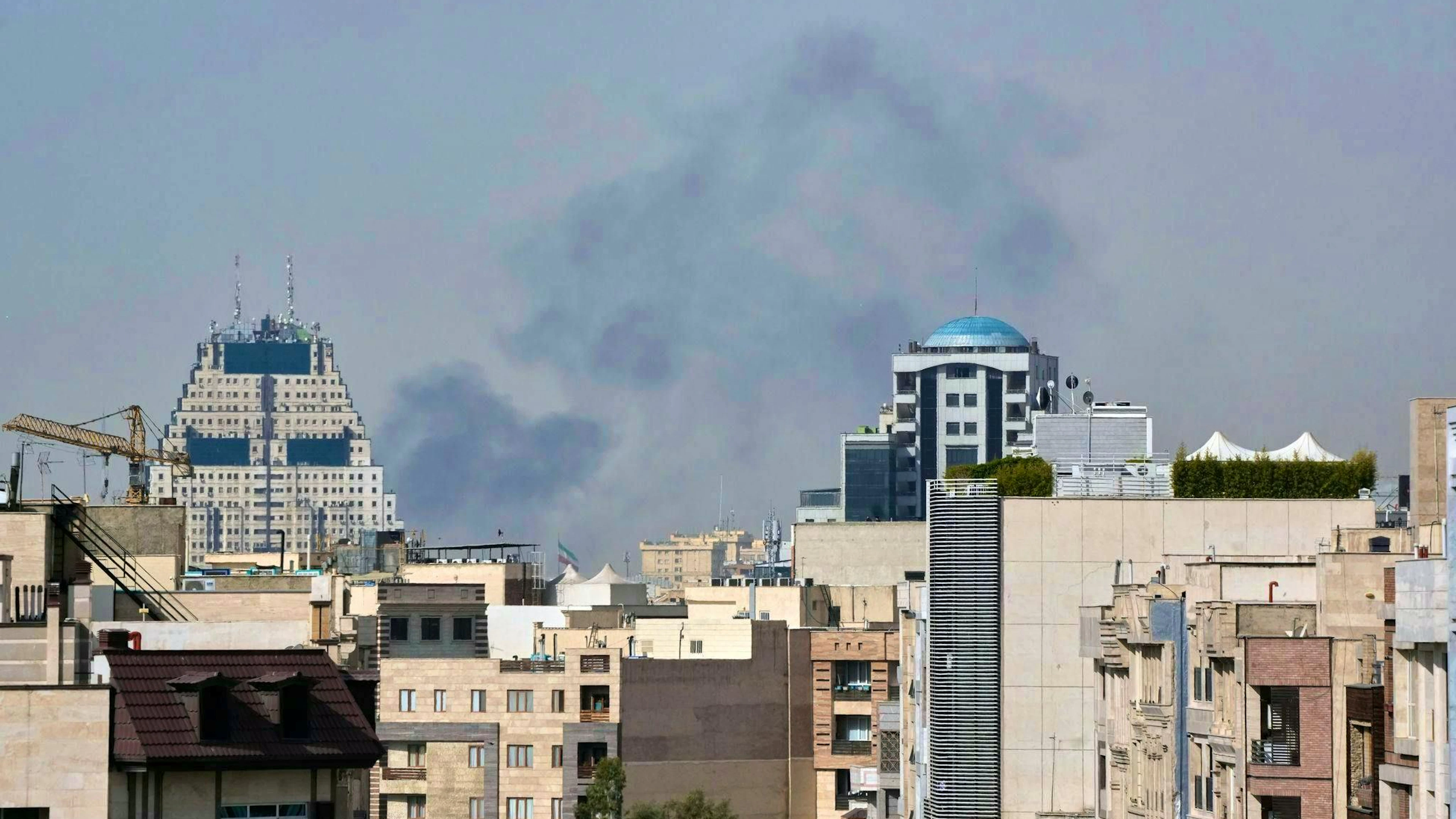 Israele e Stati Uniti attaccano l'Iran.