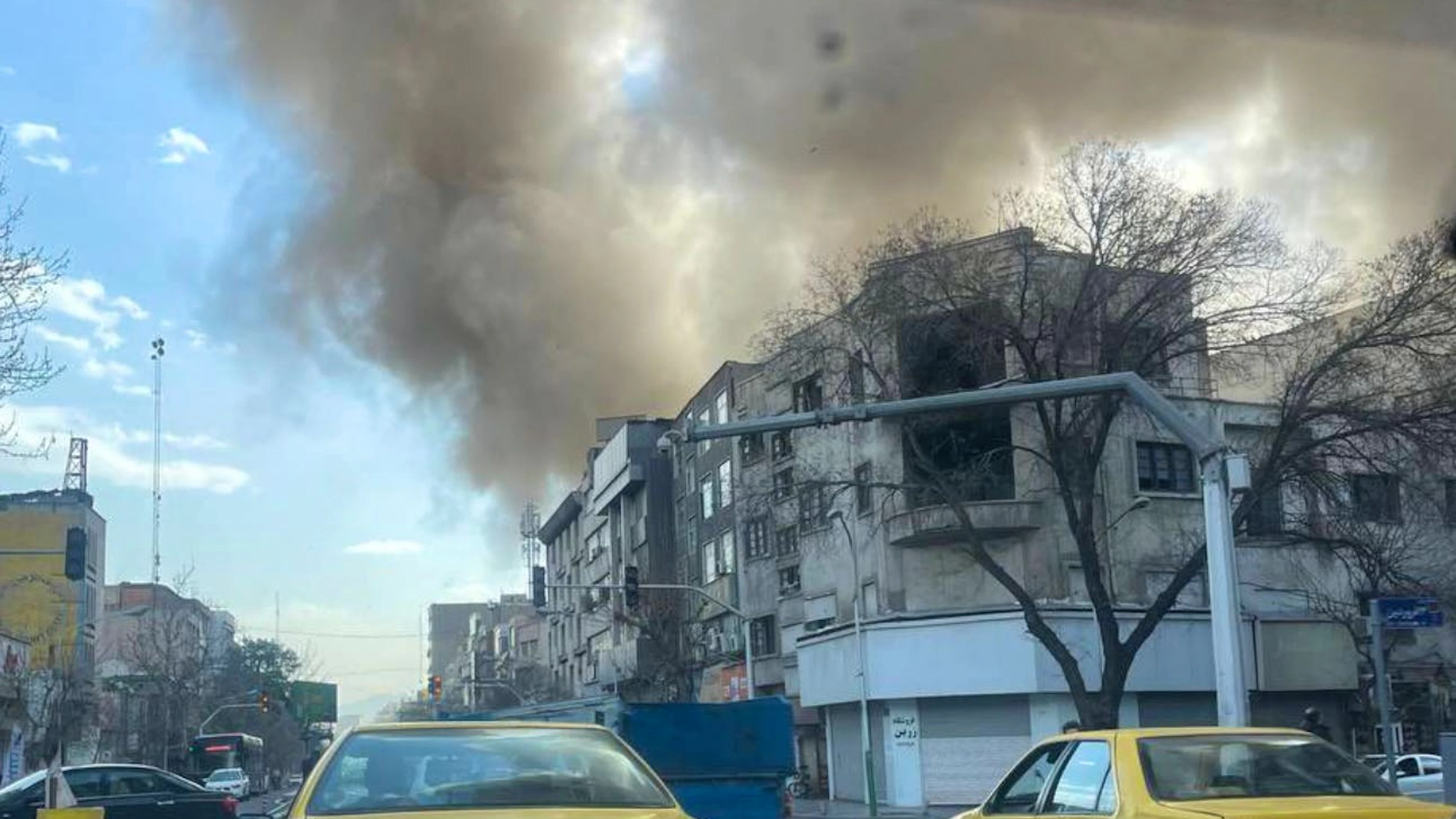 Dichte Rauchwolken steigen über Teheran auf.