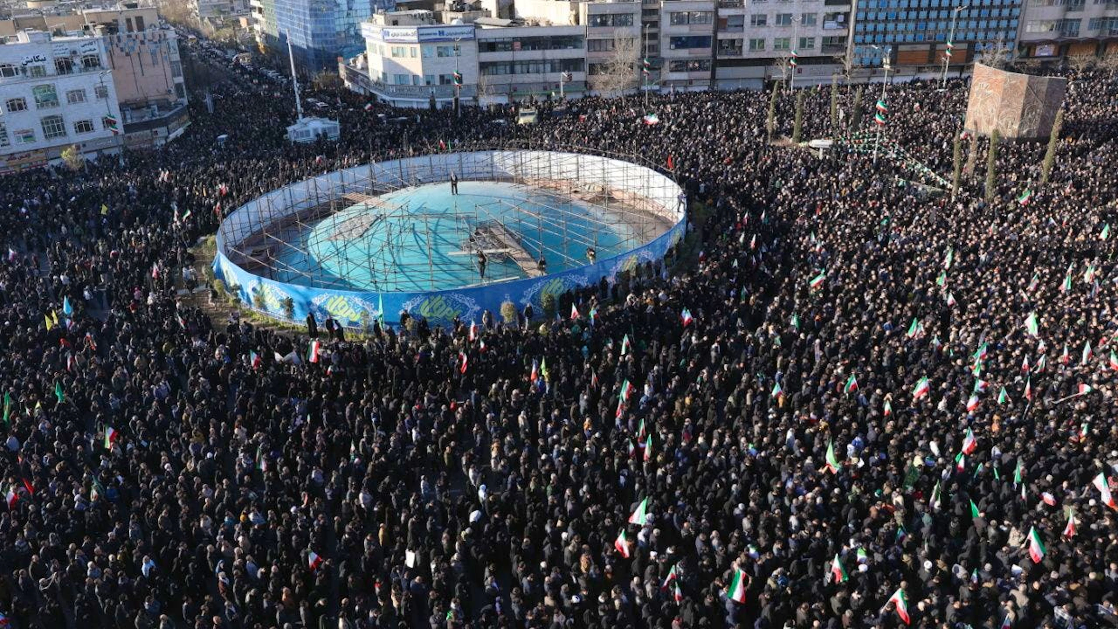 La folla riunita sulla piazza Enqelab a Teheran, dopo l'annuncio della morte di Ali Khamenei, Guida suprema dell'Iran.