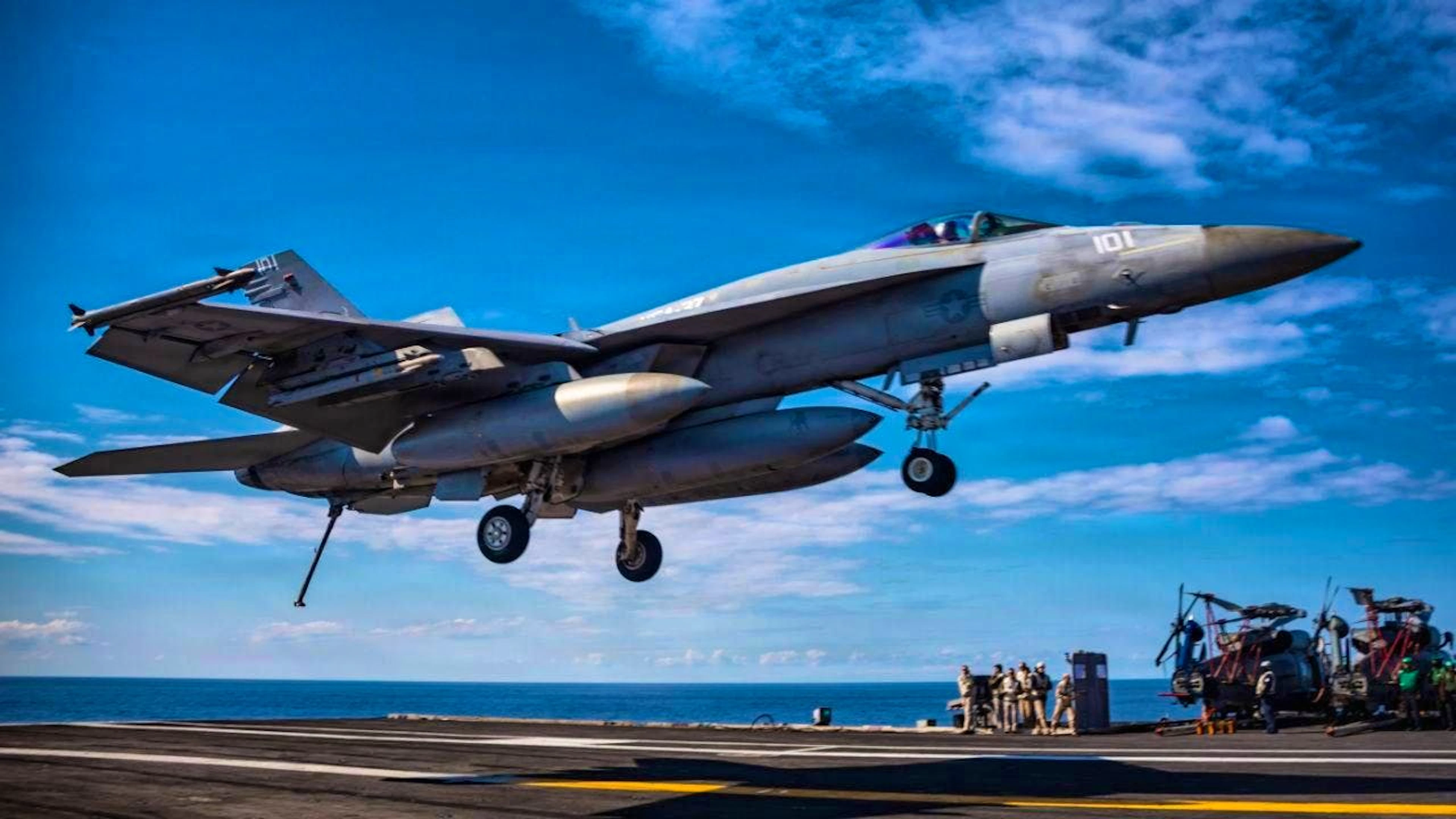 HANDOUT - In this image provided by U.S. Central Command, an F/A-18E Super Hornet from Strike Fighter Squadron 37 lands on the flight deck of the world's largest aircraft carrier, USS Gerald R. Ford (CVN 78), during a mission in support of Operation Epic Fury. Photo: Uncredited/U.S. Central Command/AP/dpa - ATTENTION: For editorial use only in connection with current reporting and only with full attribution to the above credit