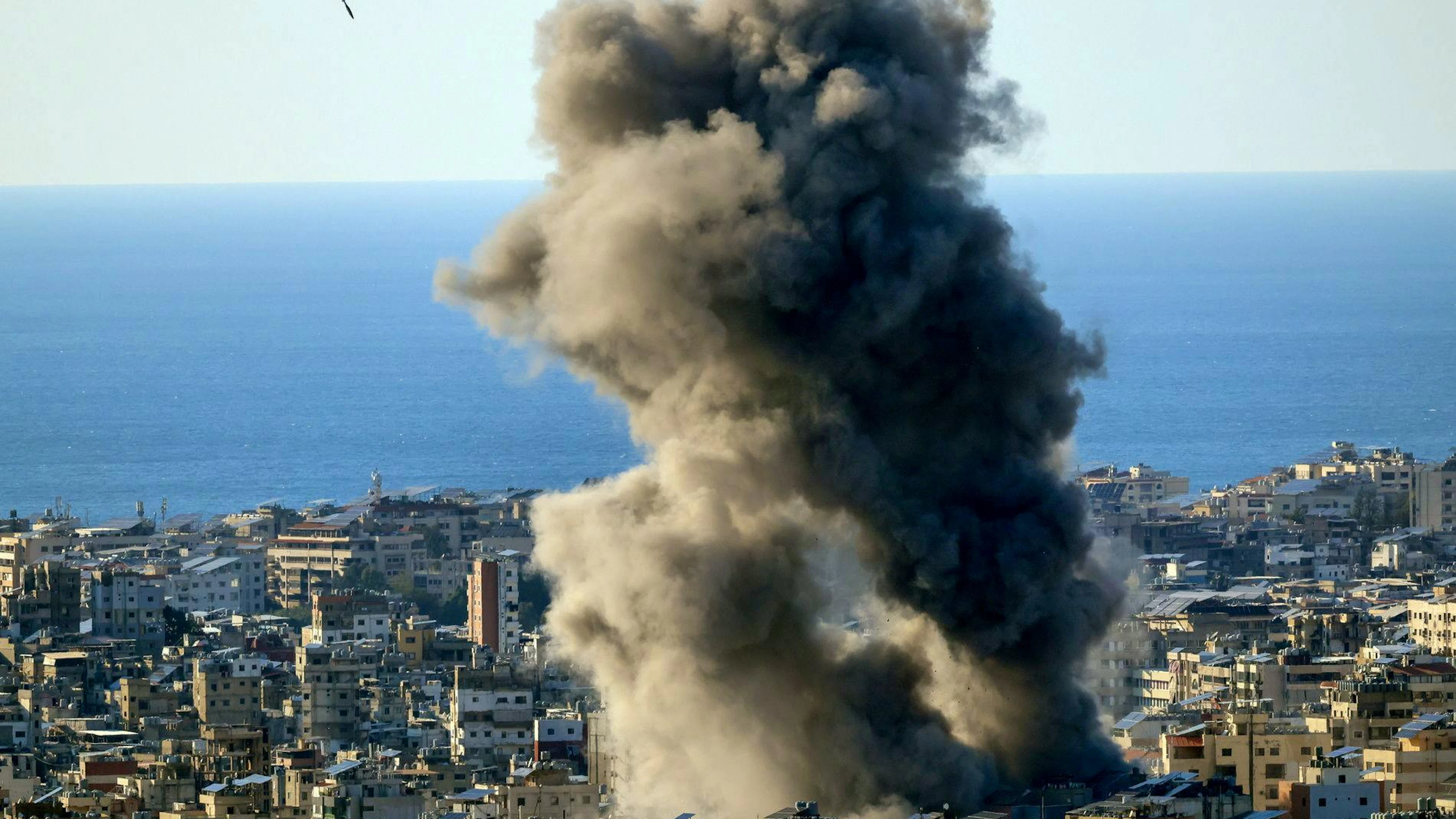 Un ordigno israeliano colpisce il quartiere di Bourj Al Barajneh a Beirut, il 2 marzo 2026.