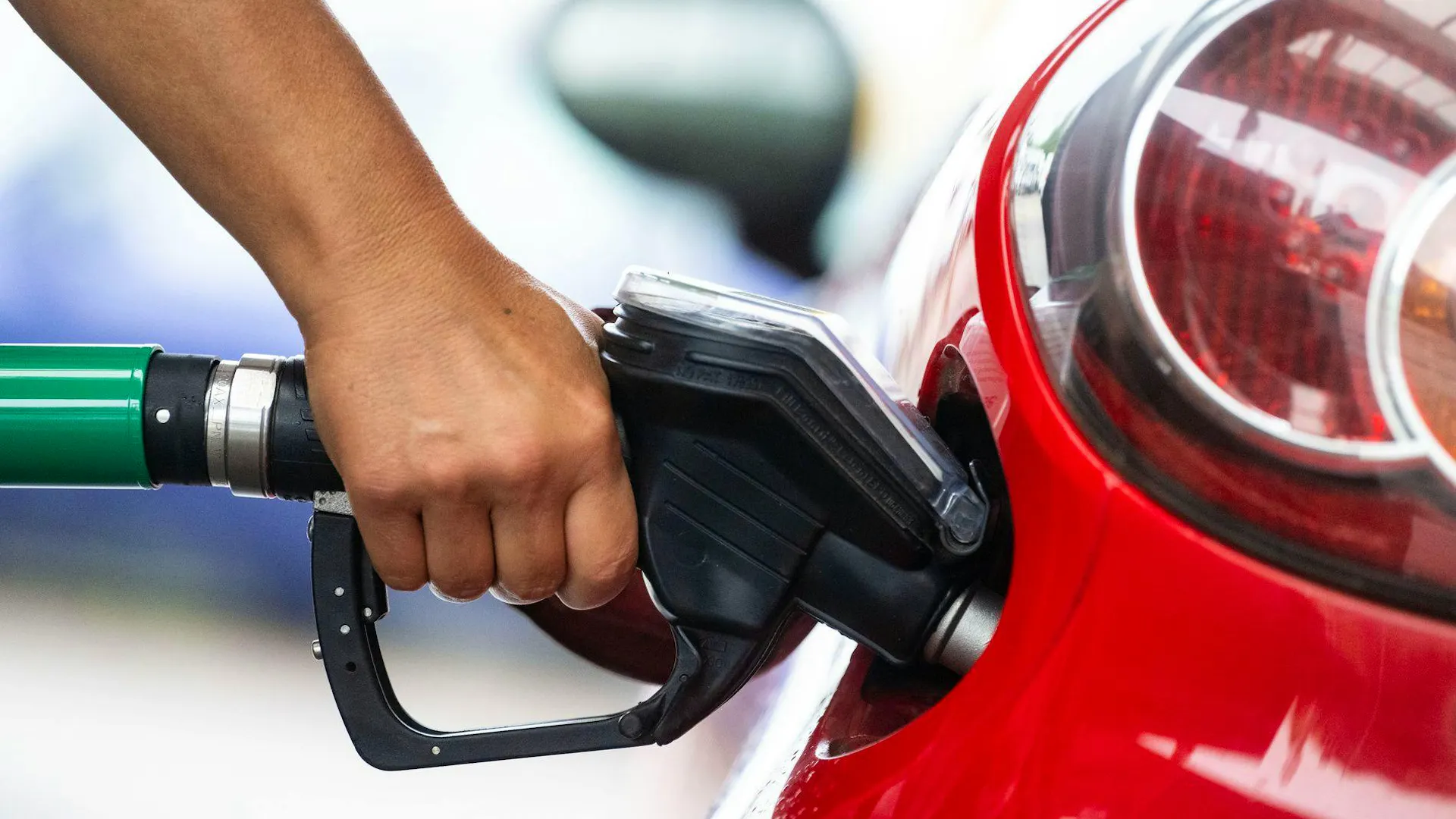 Qu'est-ce qui influence les prix de l'essence en Suisse