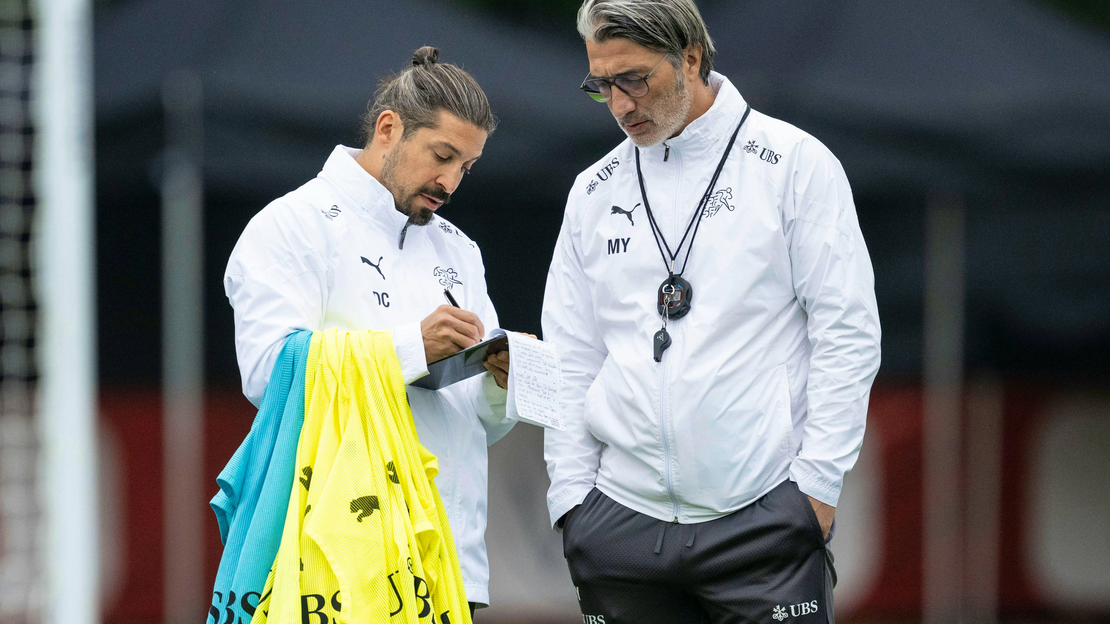 Murat Yakin (à droite) et son adjoint Davide Calla ont réservé une belle surprise aux jeunes du FC Lutry.