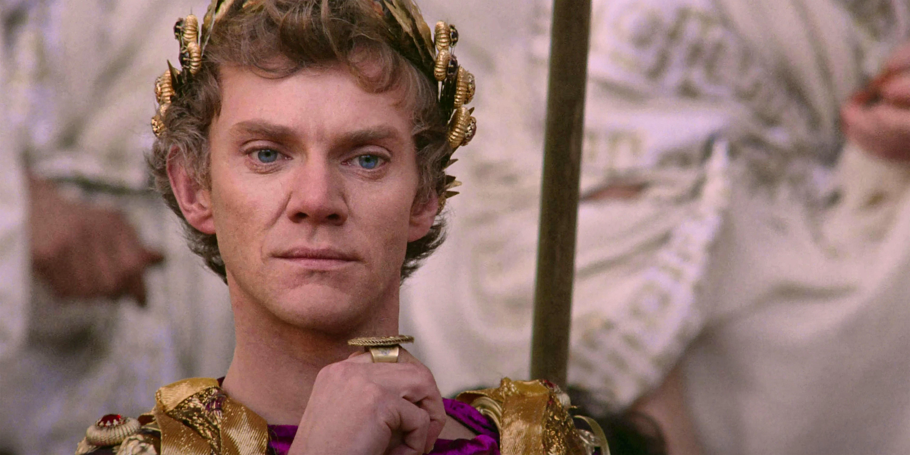 Malcolm McDowell nei panni dell'imperatore Caligola nel film «Caligola» - in linea con l'antica immagine del tiranno pazzo. Oggi i ricercatori hanno una visione molto più sfumata dell'imperatore.