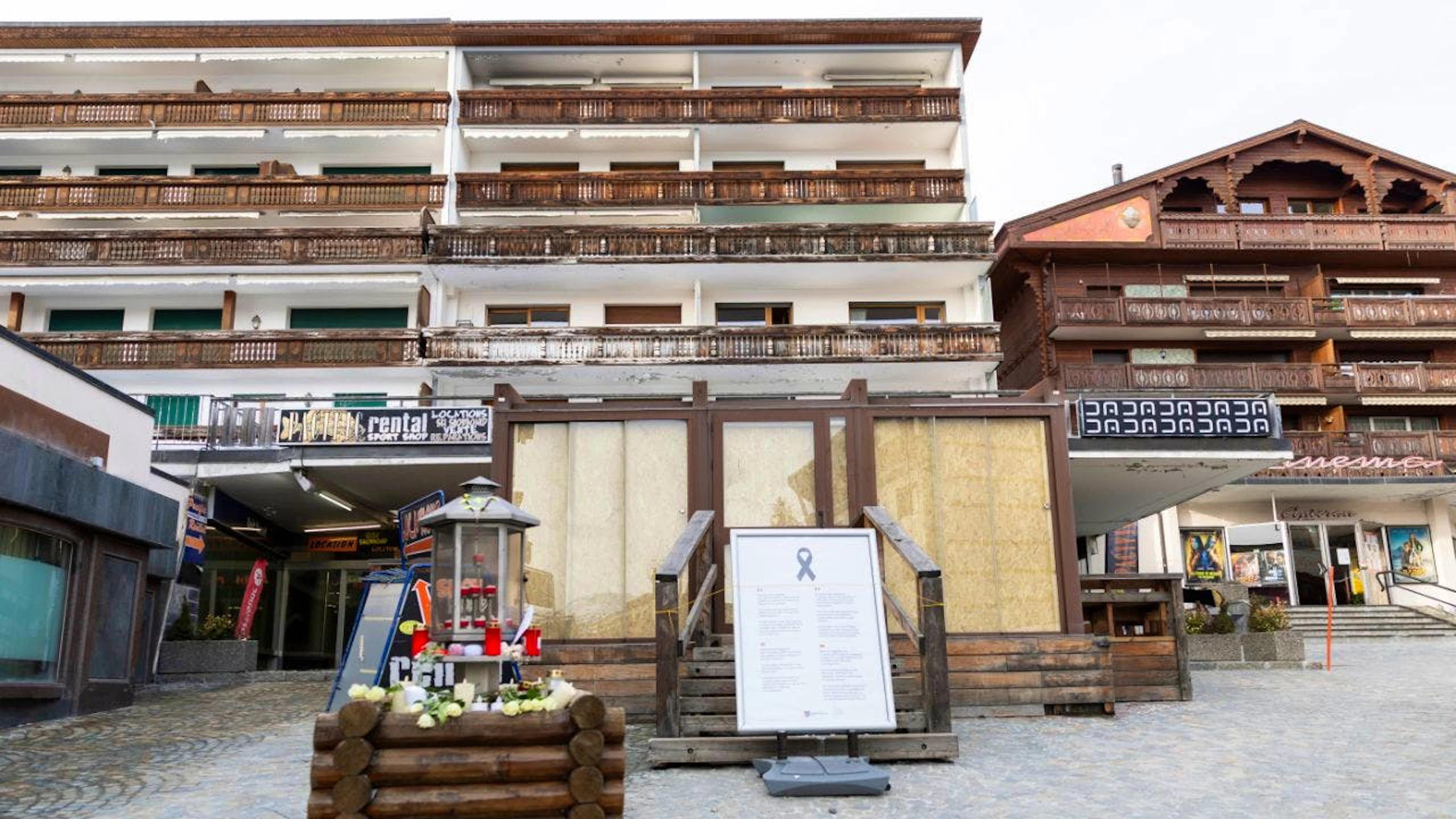 L'entrata ormai sbarrata del bar «Le Constellation» a Crans-Montana, teatro del tragico rogo di Capodanno che ha fatto 41 morti e oltre cento feriti. (immagine d'illustrazione)