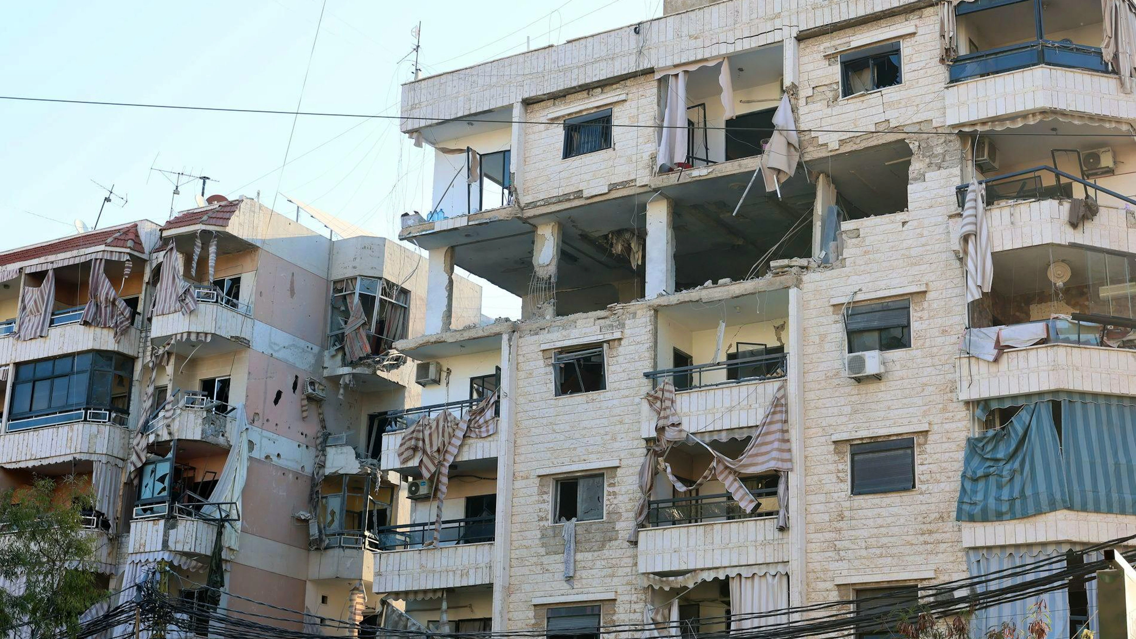Un palazzo danneggiato a seguito di un attacco aereo israeliano ad Al Jamous, a Dahieh, periferia sud di Beirut, Libano.