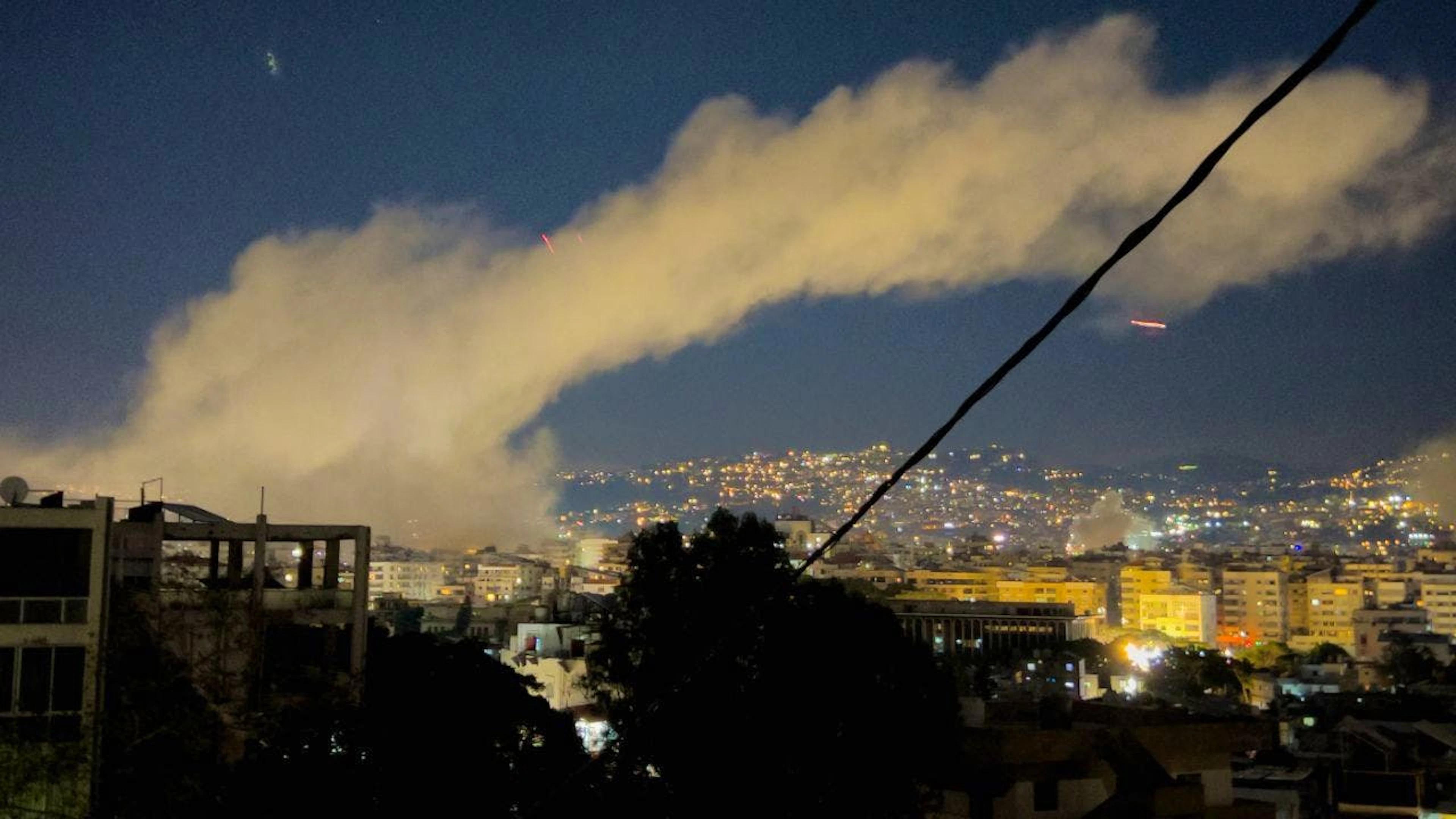 Attacchi israeliani nelle prime ore del mattino contro la periferia sud di Beirut.