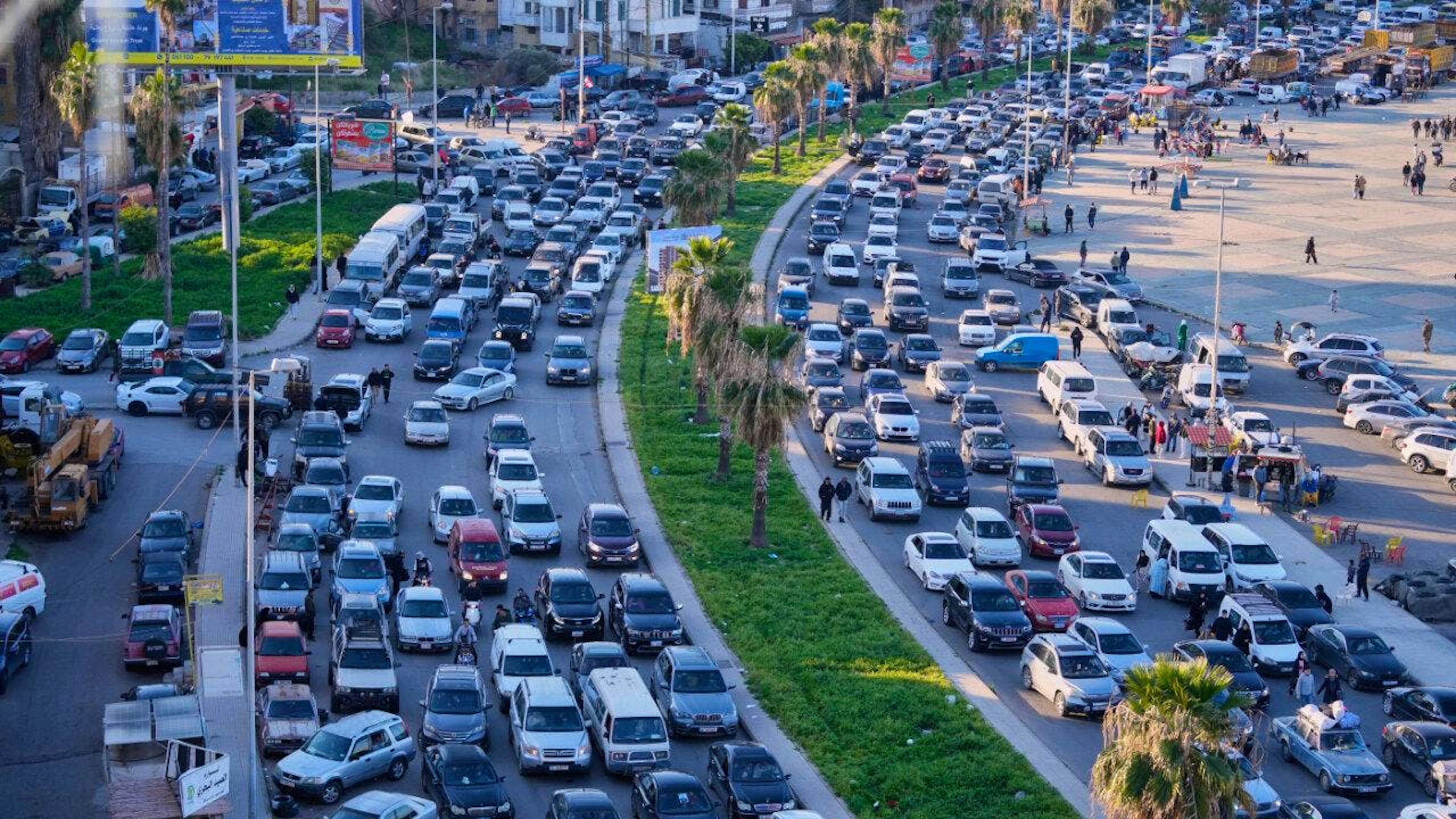 Gente in strada si dirige verso nord in auto.