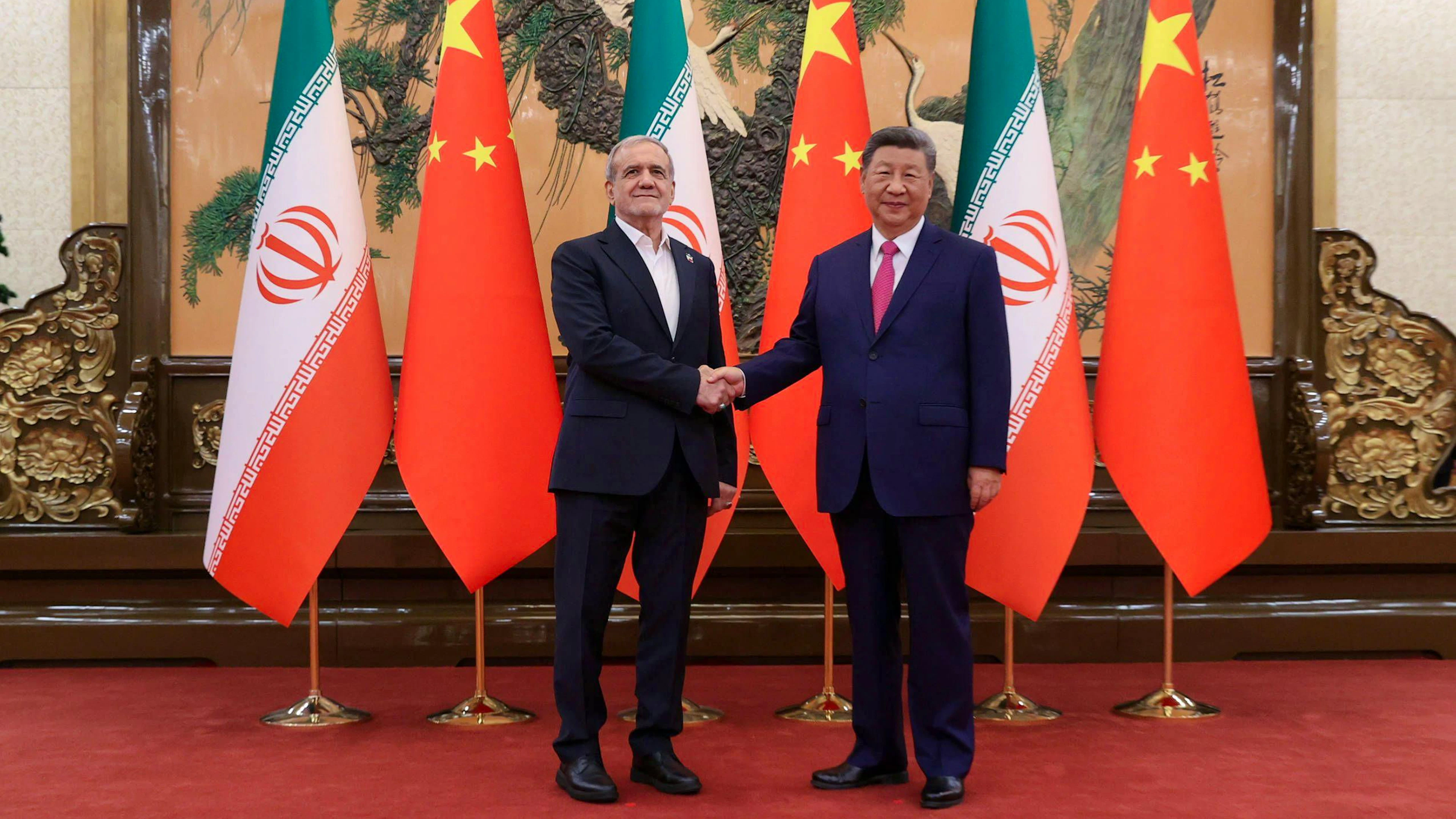Enge Partnerschaft, aber keine Hilfe? Irans Präsident Masoud Pezeshkian (links) und der chinesische Machthaber Xi Jinping Ende 2025 in Peking.