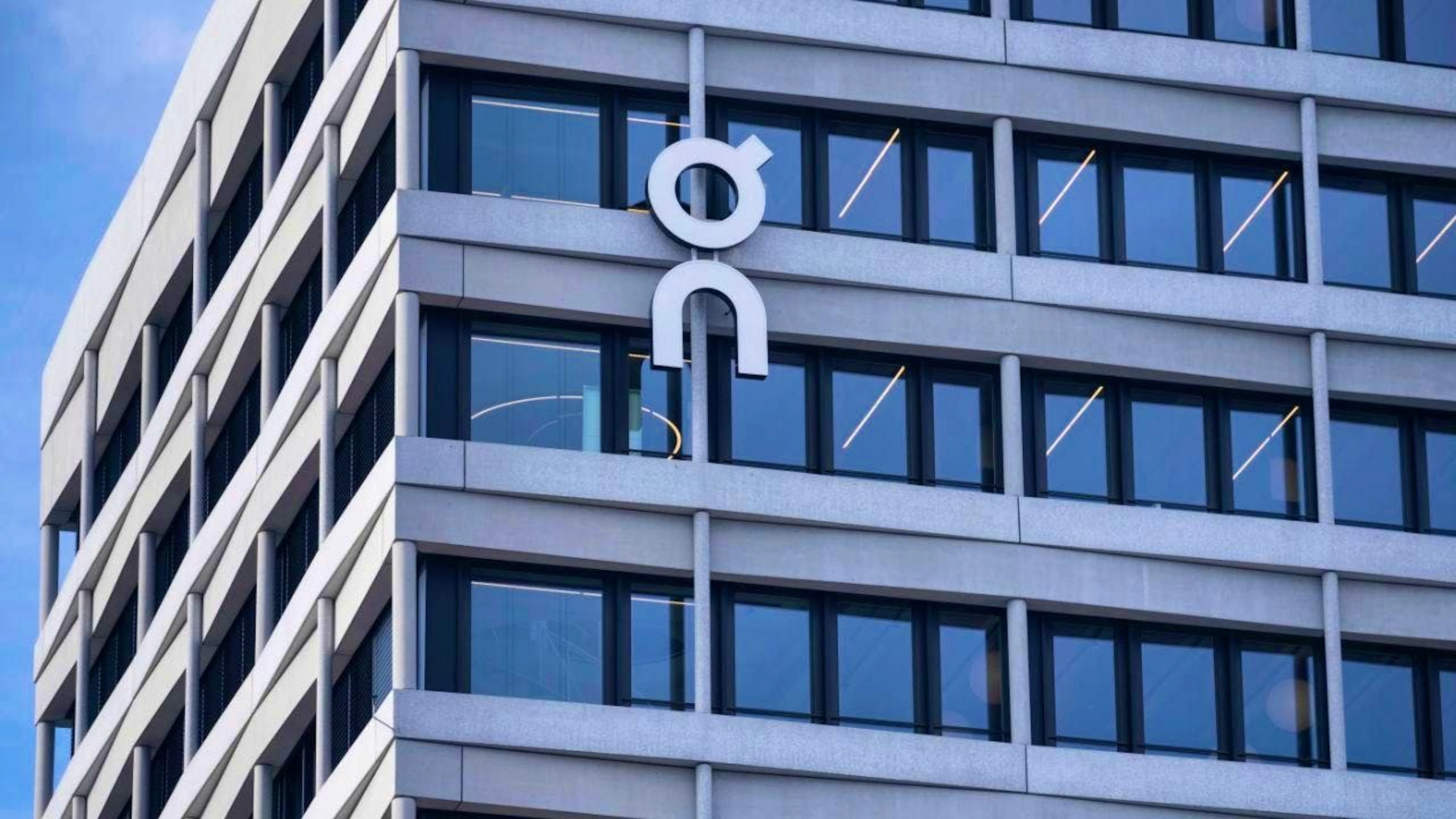 Something is happening at the Swiss sports brand On. The two founders David Allemann and Caspar Coppetti are taking over as Co-CEOs.