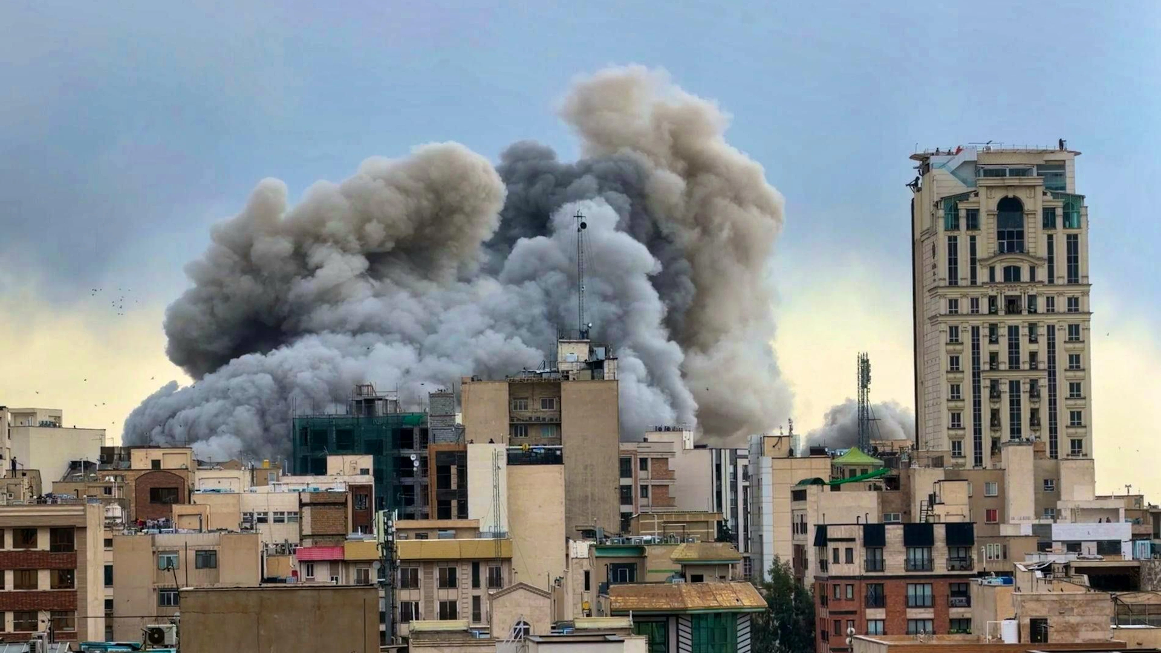 Un pennacchio di fumo si alza dopo un attacco a Teheran, in Iran, lunedì 2 marzo 2026.