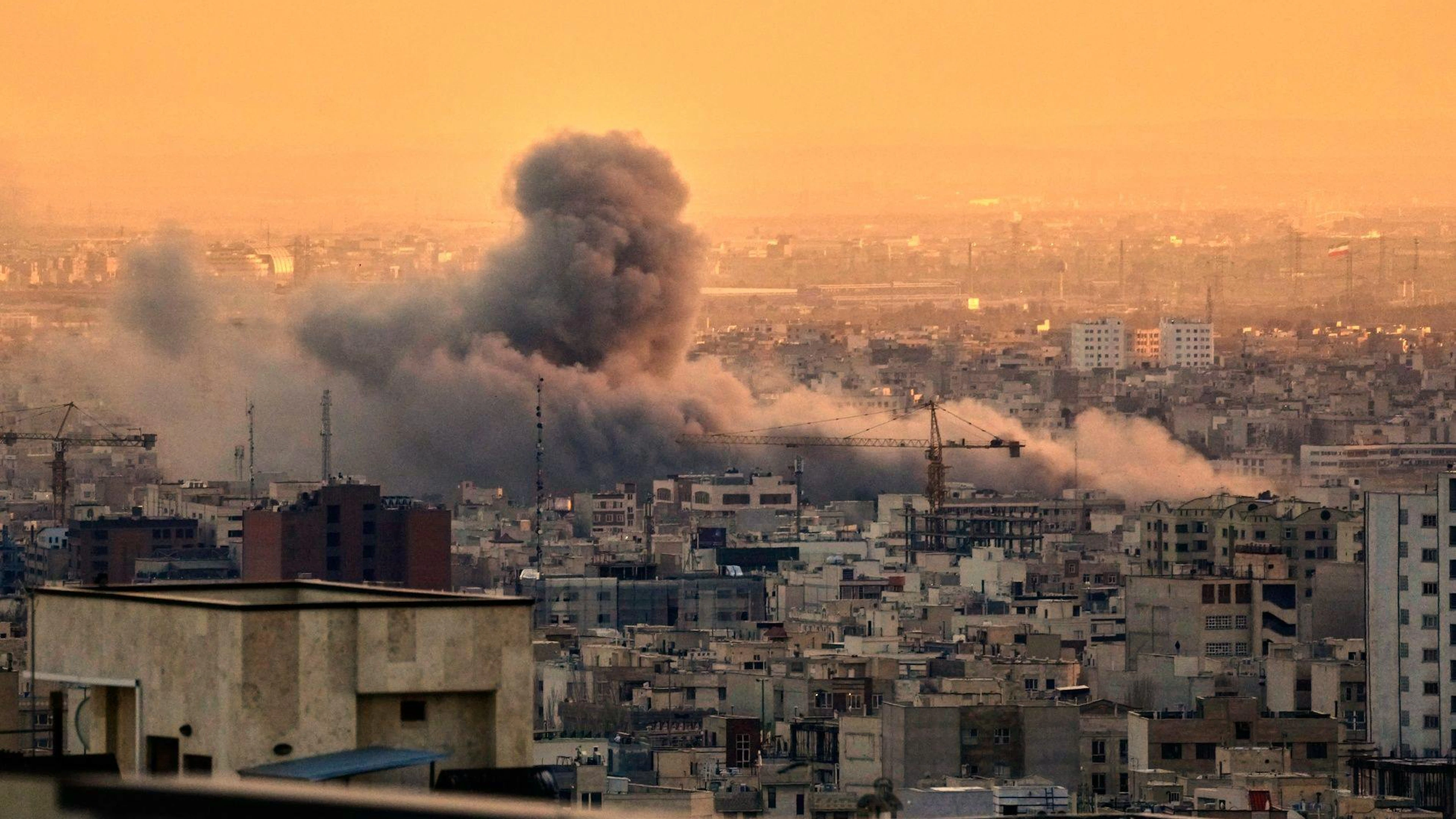 Una colonna di fumo si alza in seguito a un attacco militare statunitense-israeliano a Teheran.
