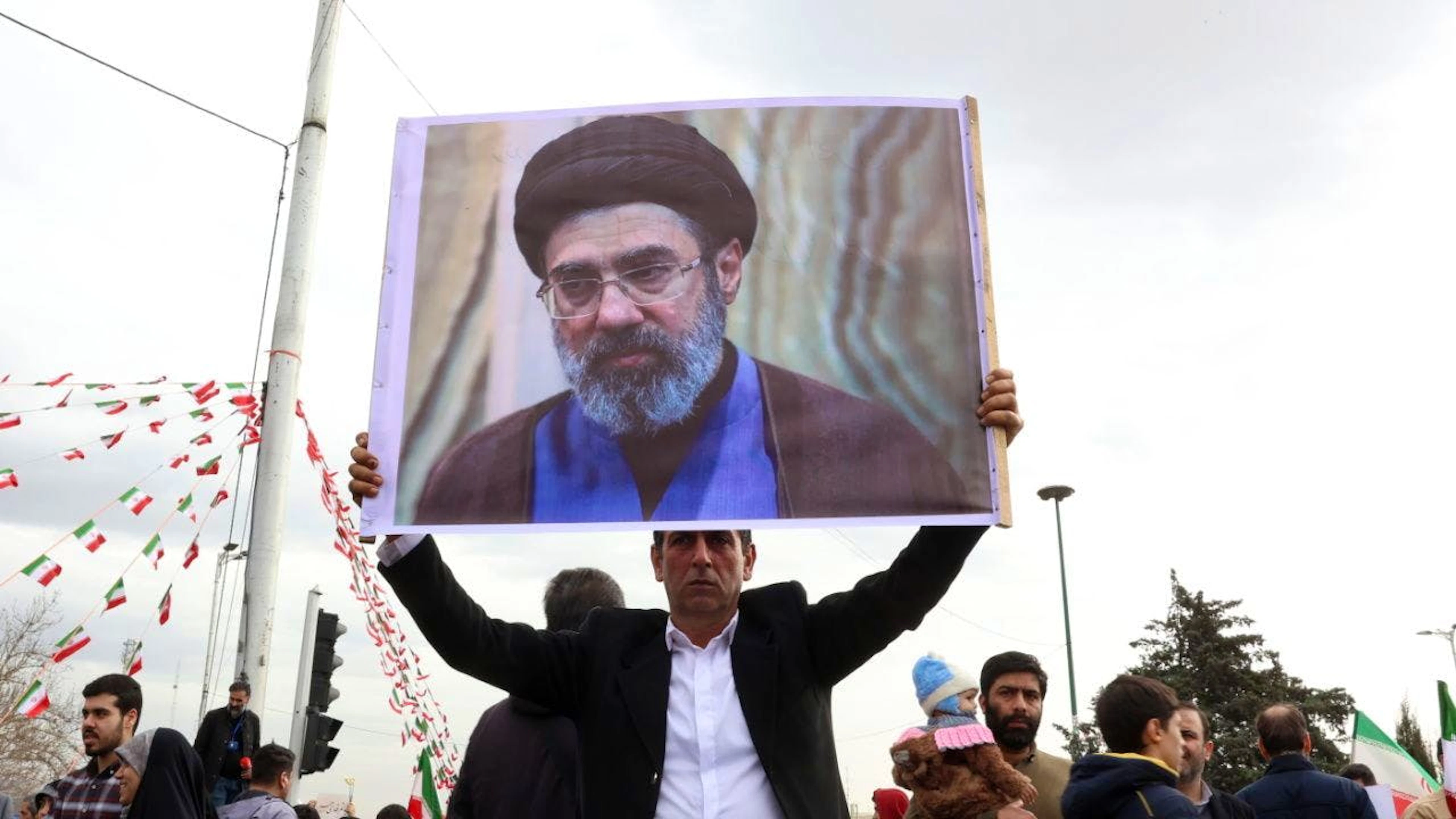 Un uomo con l'immagine di Mojtaba Khamenei a Teheran lo scorso 11 febbraio, in occasione dell'anniversario della rivoluzione islamica del 1979. (foto d'archivio)