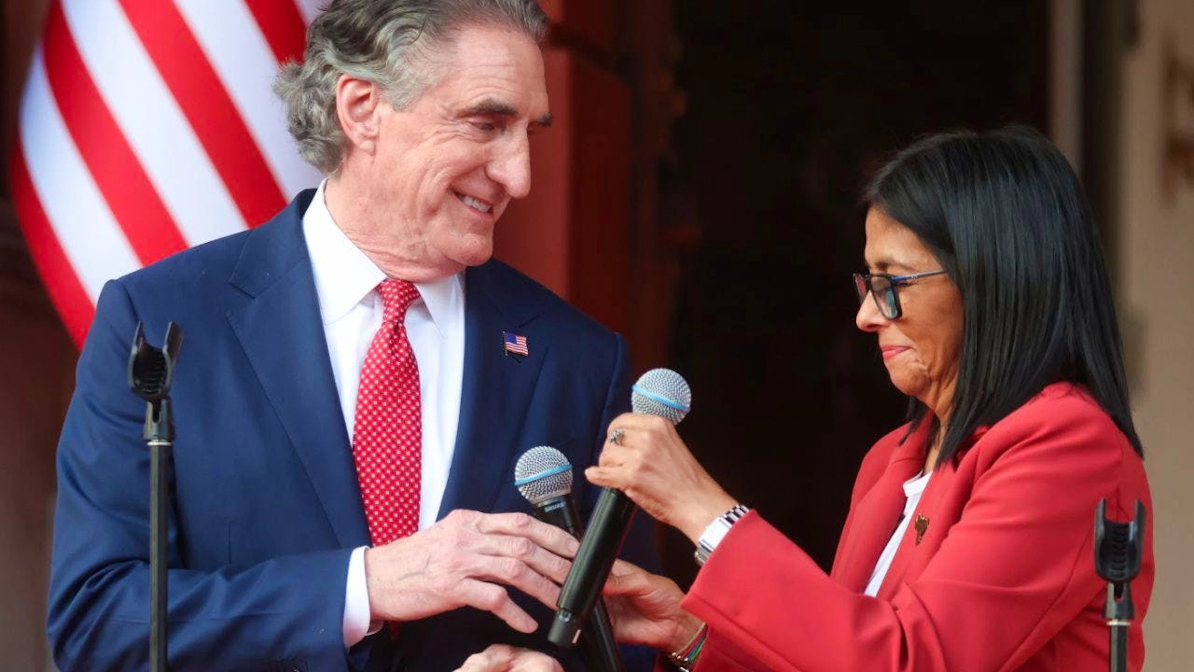 La présidente par intérim du Venezuela Delcy Rodriguez a reçu jeudi le ministre américain de l'intérieur Doug Burgum à Caracas.