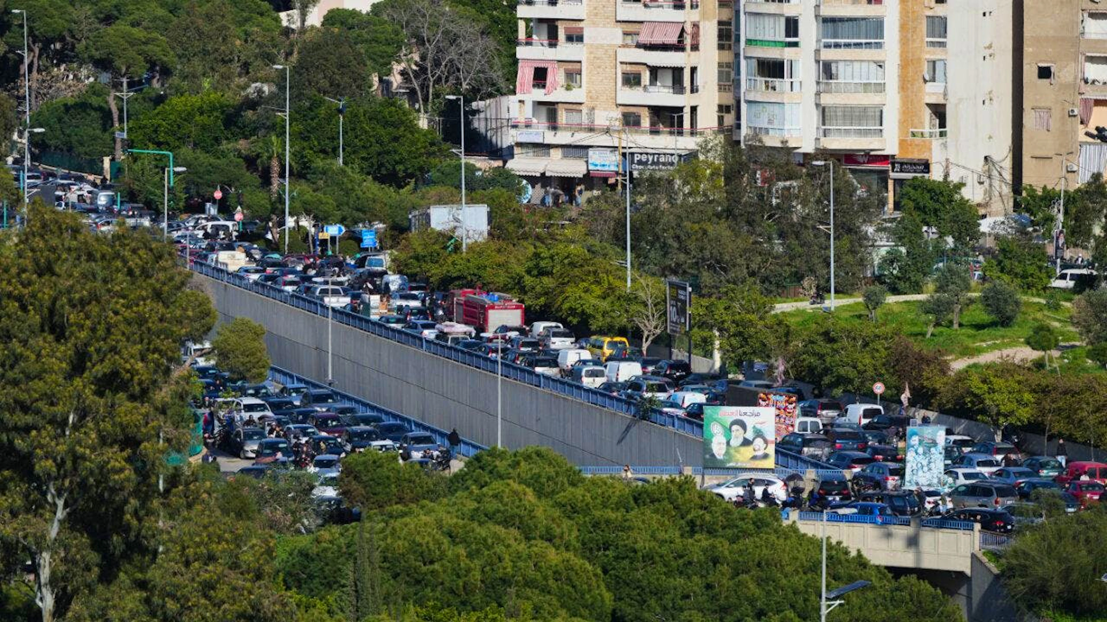 Nelle strade di Beirut e lungo le principali arterie che portano nell'est e nel nord del Libano si sono formati enormi ingorghi.