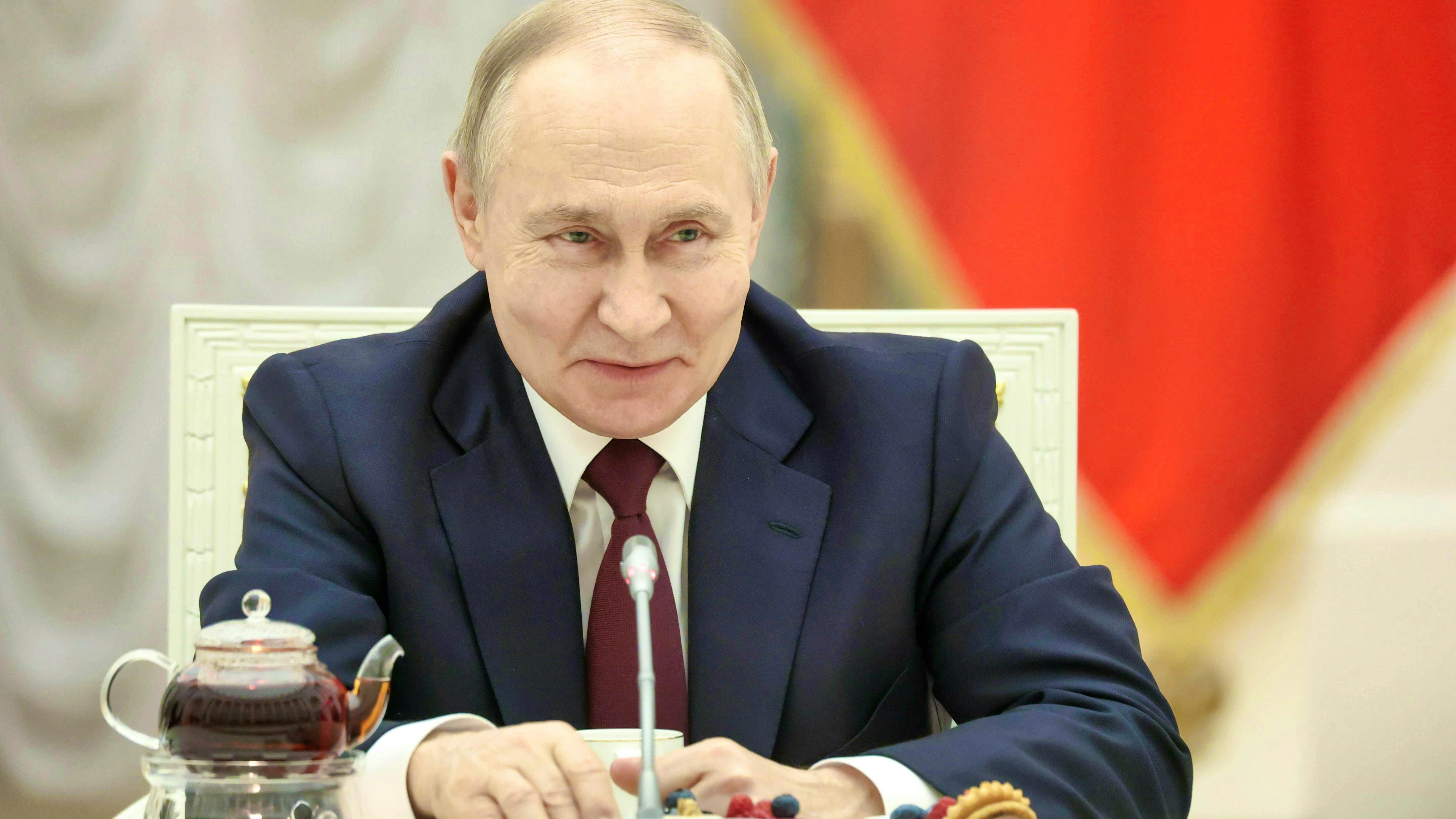 Vladimir Putin can look forward to an unexpected bonus for his war chest: due to the Iran war, the prices for oil and gas, Russia's most important export goods, are rising.