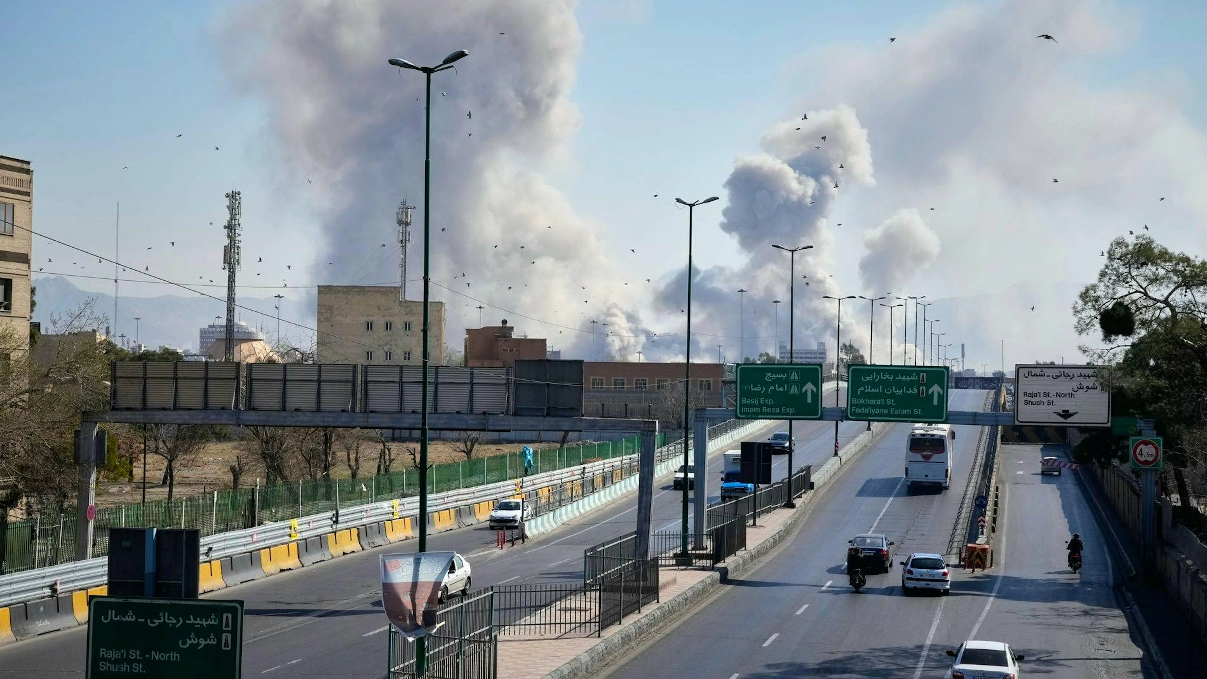 Des panaches de fumée s'élèvent alors que des frappes touchent la ville pendant la campagne militaire américano-israélienne à Téhéran, en Iran, le jeudi 5 mars 2026. (AP Photo/Vahid Salemi)