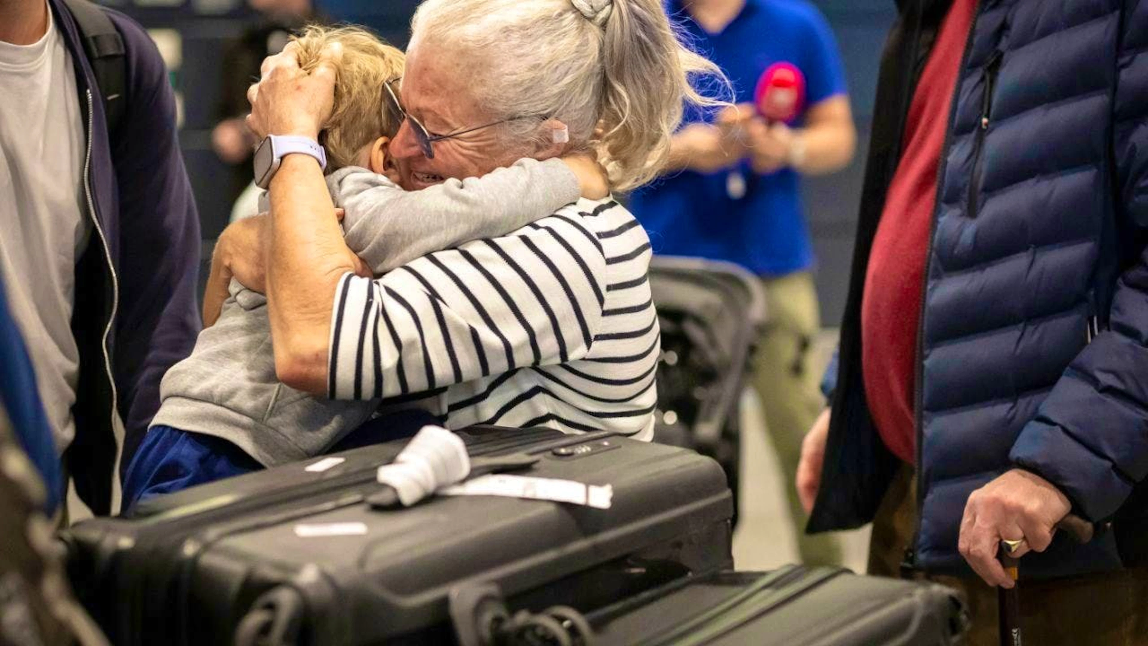 Hugs at the airport: a special flight from Oman landed in Zurich on Thursday afternoon.