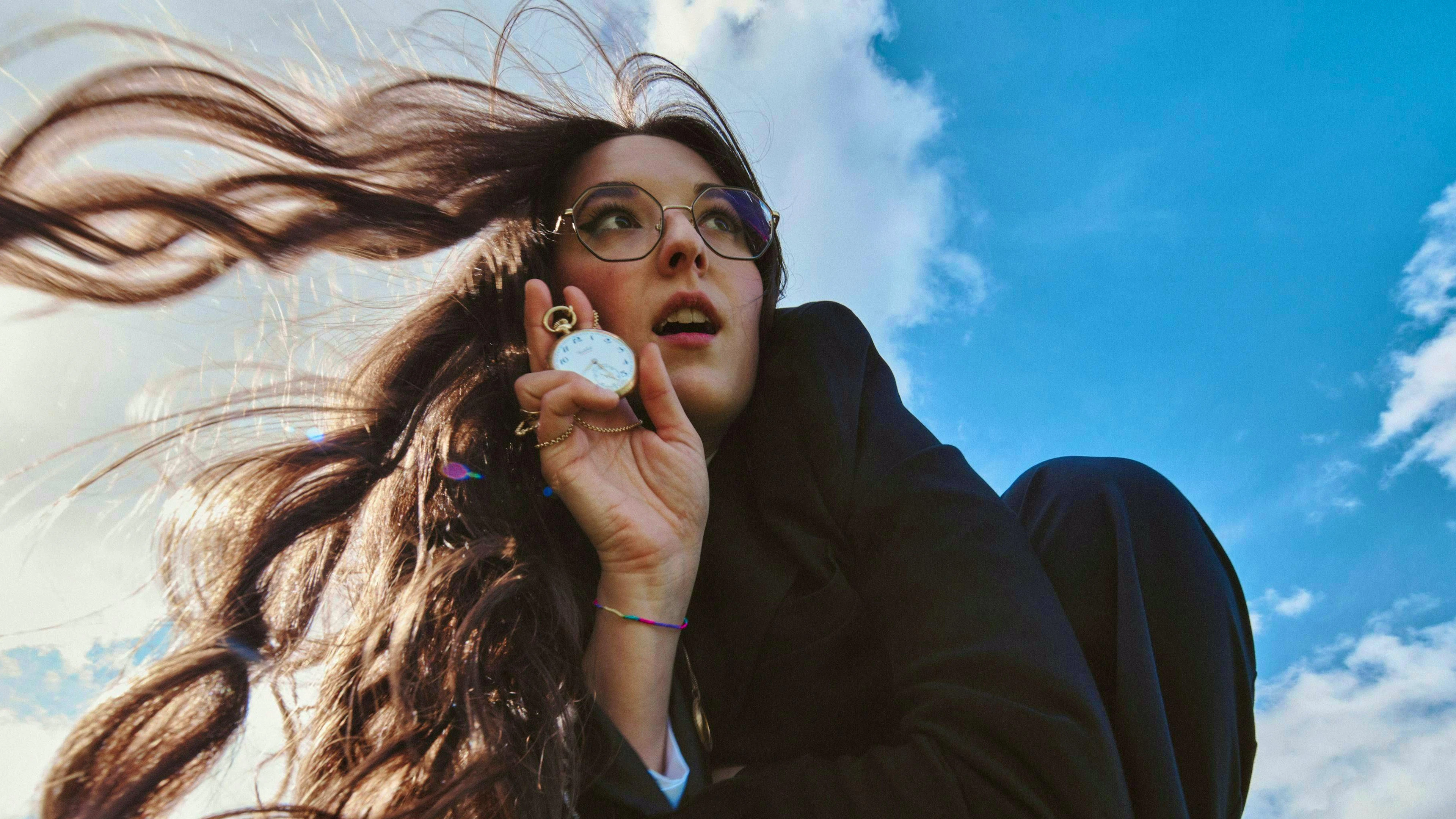Musicalmente, la cantante Veronica Fusaro si muove tra pop, soul e rock.
