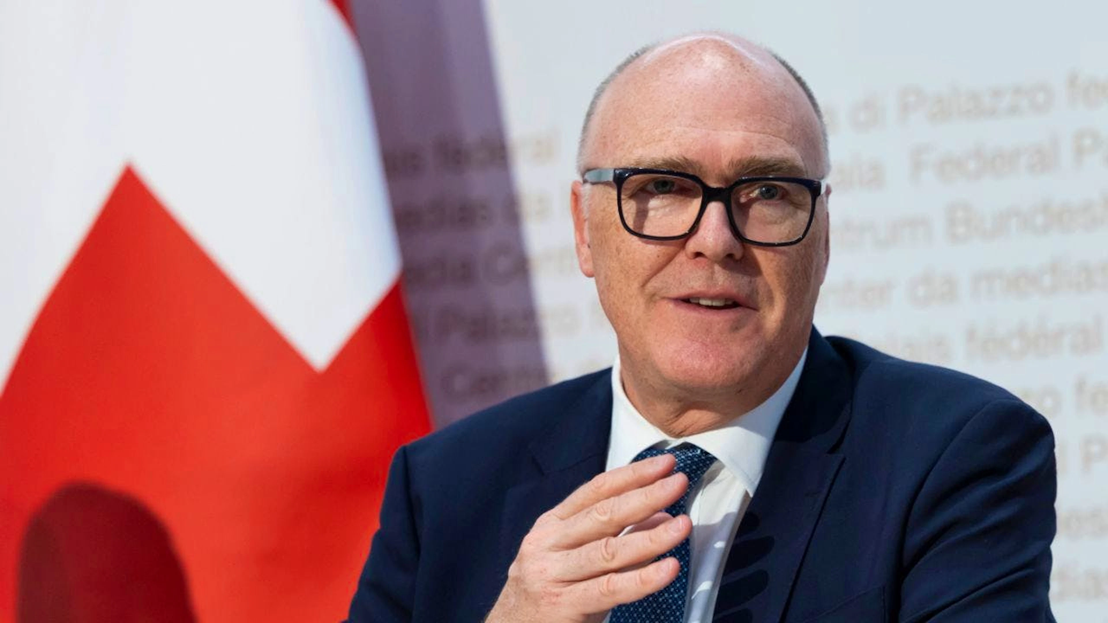 Il ministro della difesa Pfister durante l'incontro odierno con i media.