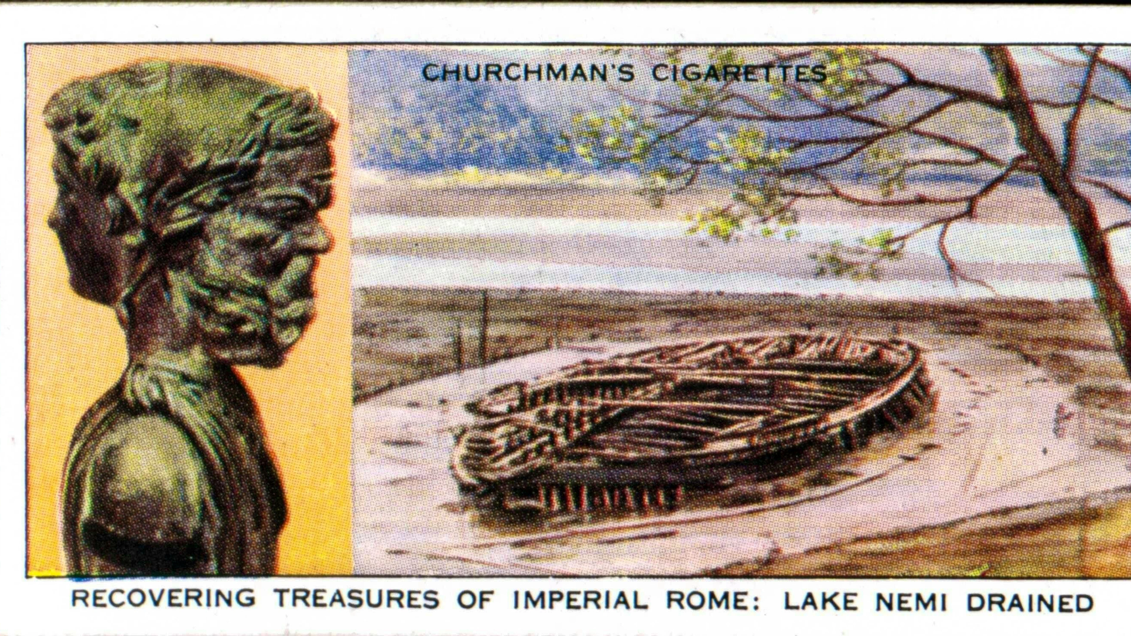 Il recupero delle navi di Nemi fa scalpore: persino i produttori di sigarette dedicano le loro carte collezionabili al ritrovamento del secolo. A sinistra della cartolina è raffigurato uno dei numerosi oggetti decorativi in bronzo rinvenuti nel relitto.