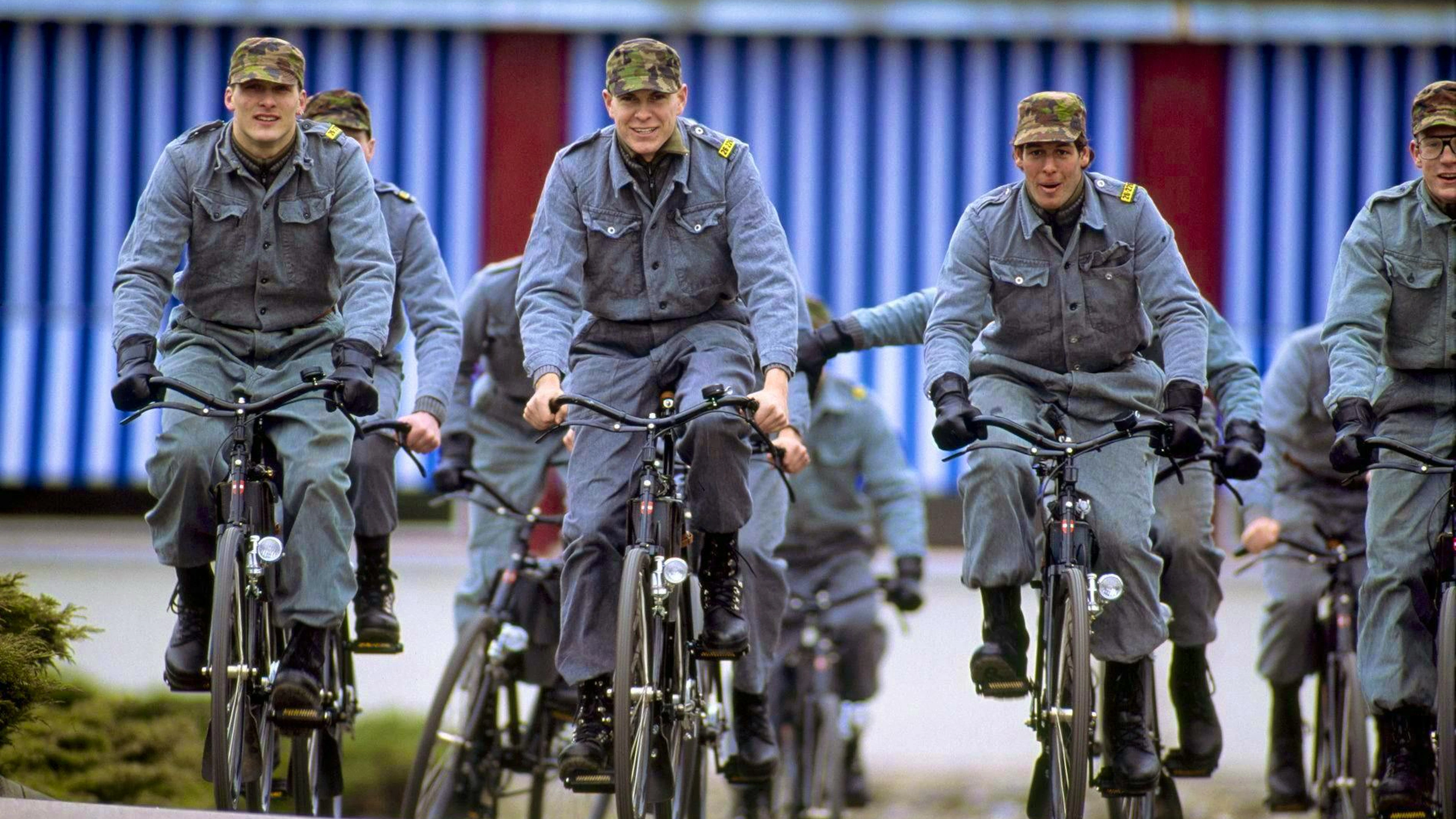 In 1994, recruits still had to learn how to use the service bicycle (Fahrrad 57).