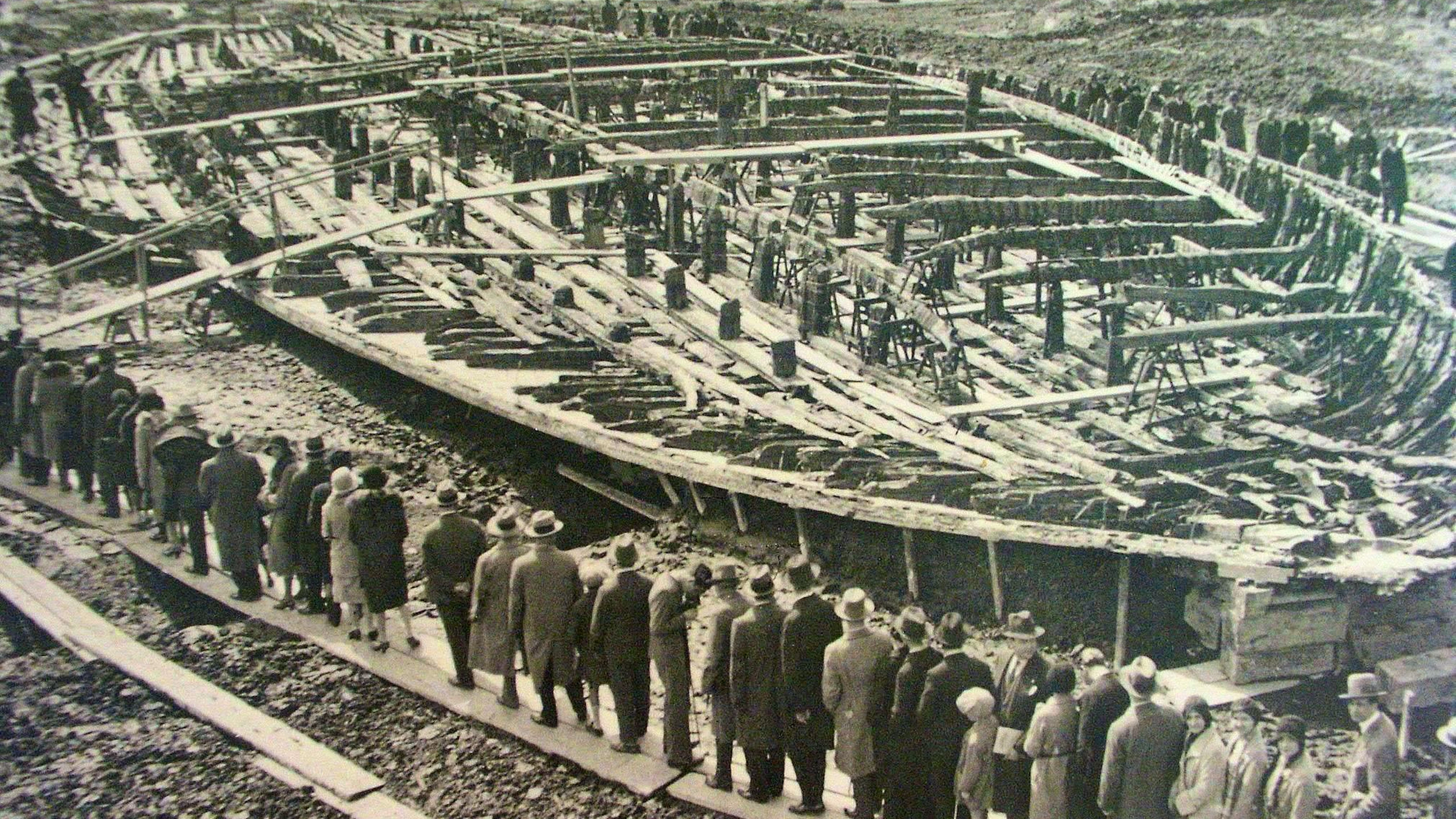 Visitatori da tutta Europa affollano il lago di Nemi per ammirare i resti dello scafo della nave. Tra gli spettatori c'erano il re Vittorio Emanuele III d'Italia, numerosi ministri, ufficiali militari e alti rappresentanti di Stato tedeschi e stranieri.