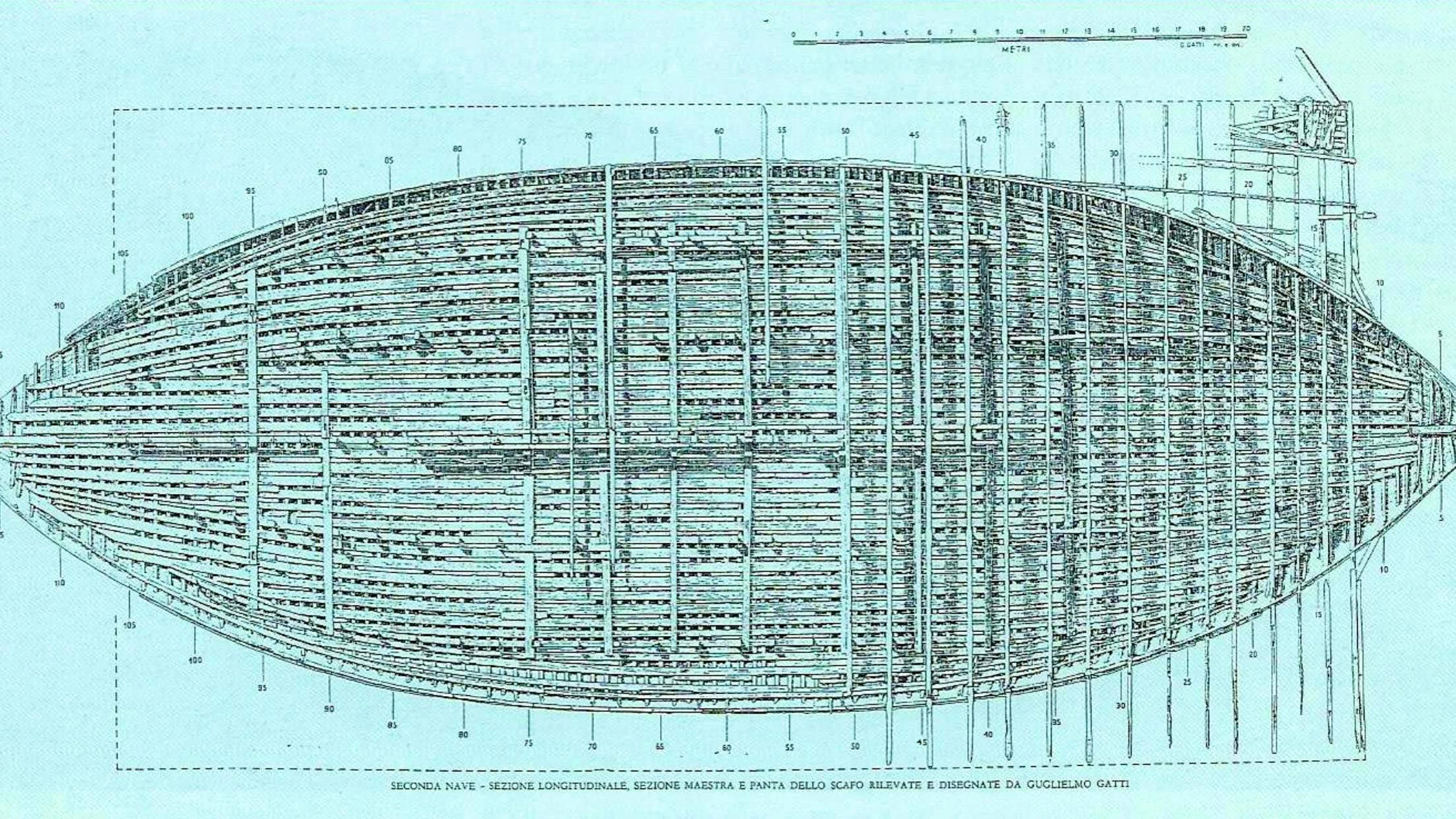 Pianta della seconda nave di Nemi, più piccola, secondo le misurazioni di Guglielmo Gatti. Il disegno mostra le linee chiare dello scafo e la fitta struttura del telaio come documentato durante il recupero.