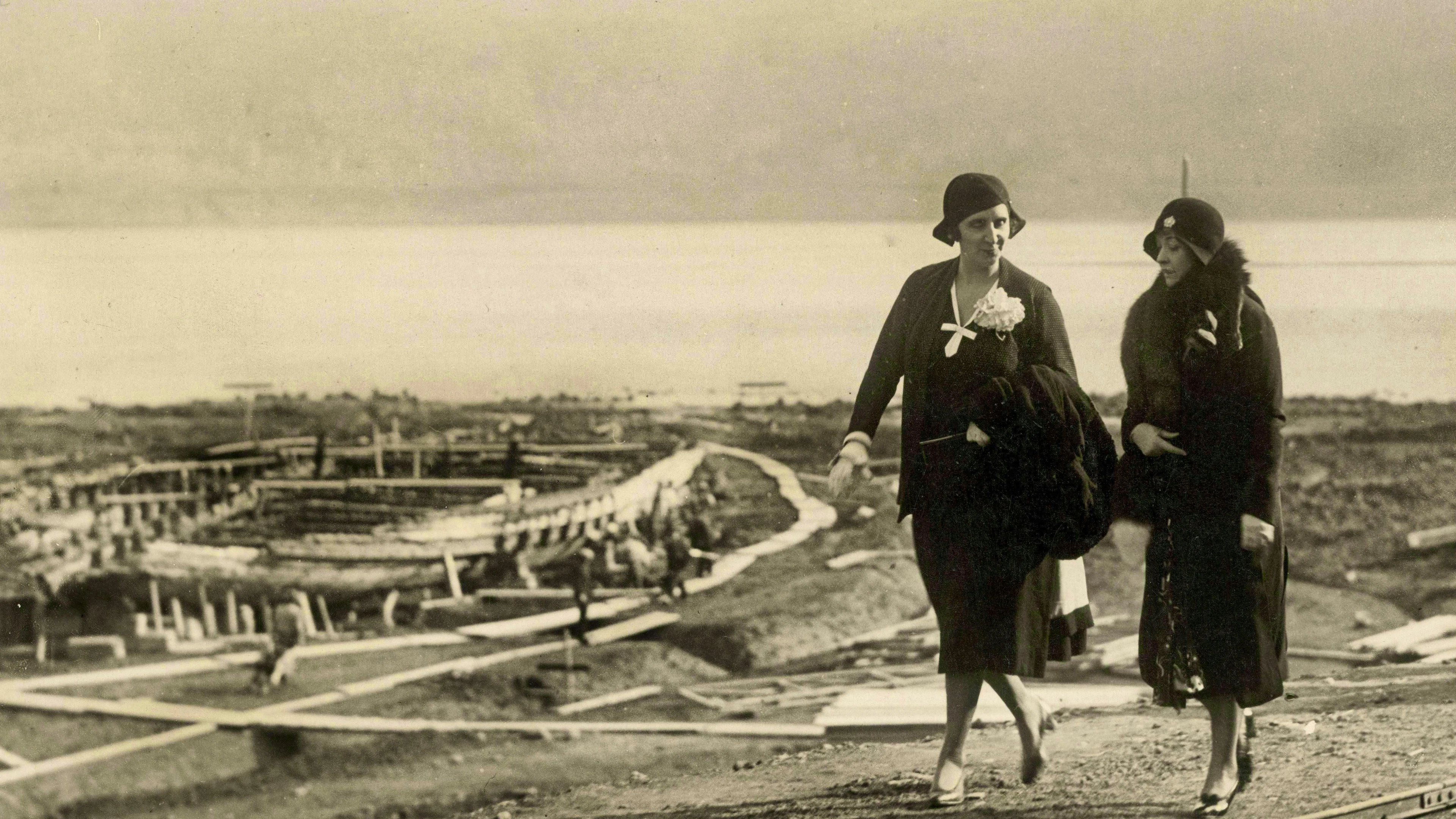 E, naturalmente, l'alta società internazionale: nella foto Millicent Veronica Willison, moglie di William Randolph Hearst. Hearst fu un influente editore di giornali, imprenditore dei media e politico statunitense. Divenne famoso per il suo cosiddetto «giornalismo giallo», cioè per le notizie sensazionalizzate e spesso molto esagerate.