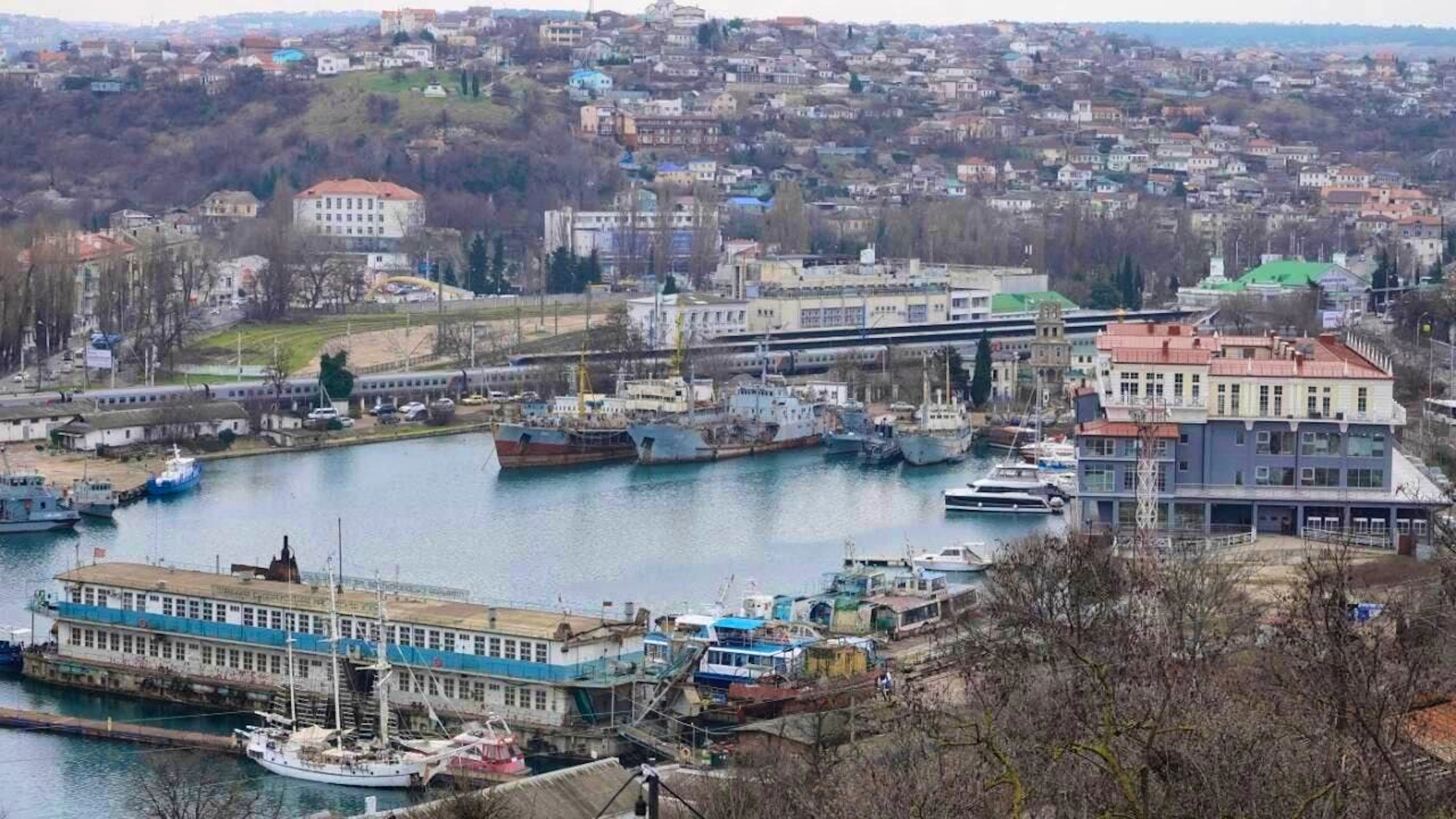 ARCHIVE - From a plateau in the port city, there is a clear view of a bay where ships are parked and the train station (r) can also be seen. According to Ukrainian media, the Russian chief of staff of the missile ship units was killed in Sevastopol on the Russian-occupied Crimean peninsula. Photo: Ulf Mauder/dpa