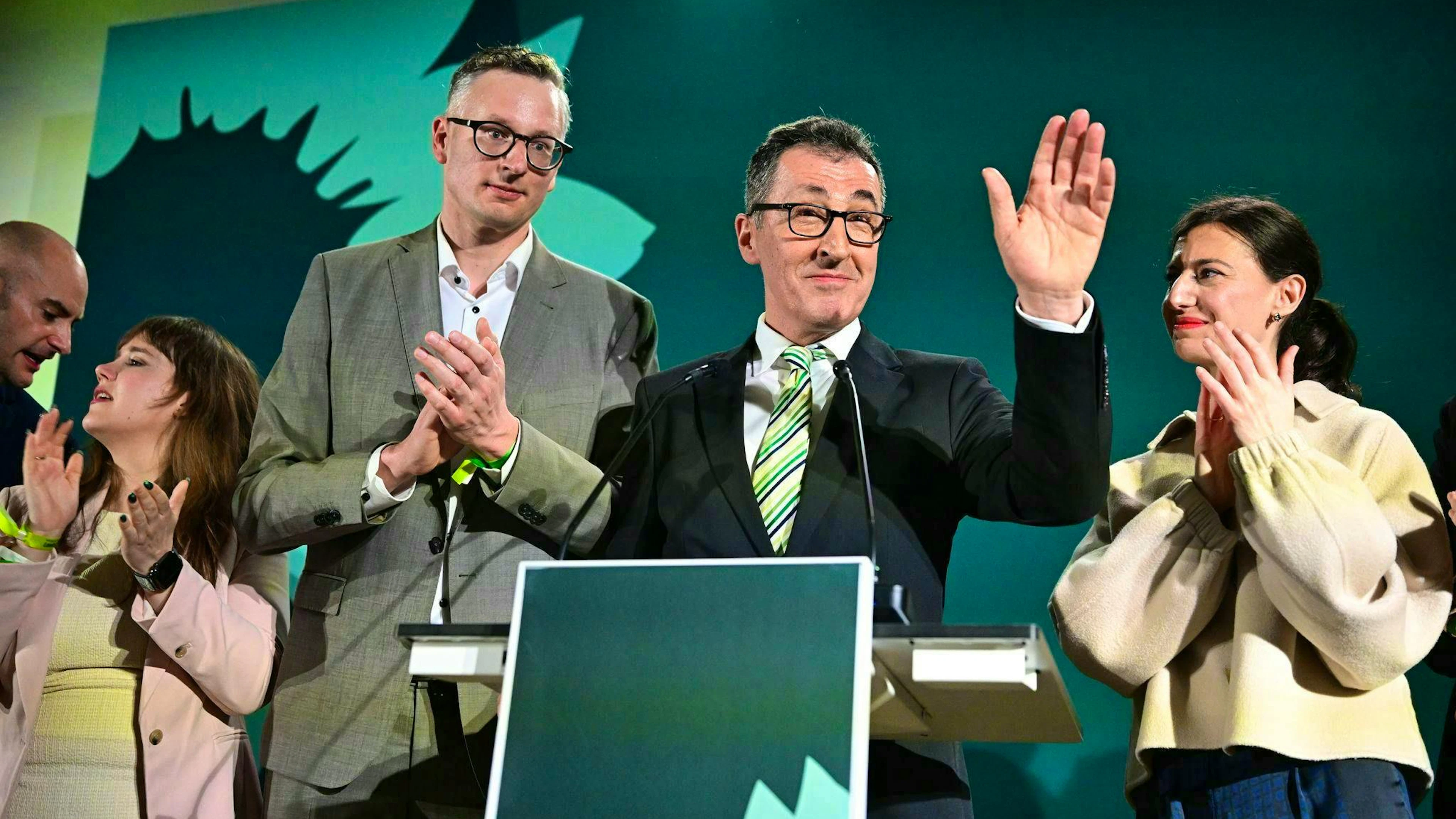 Things are looking good for Cem Özdemir. According to ARD and ZDF, his Greens are slightly ahead of the CDU in the state elections in Baden-Württemberg.