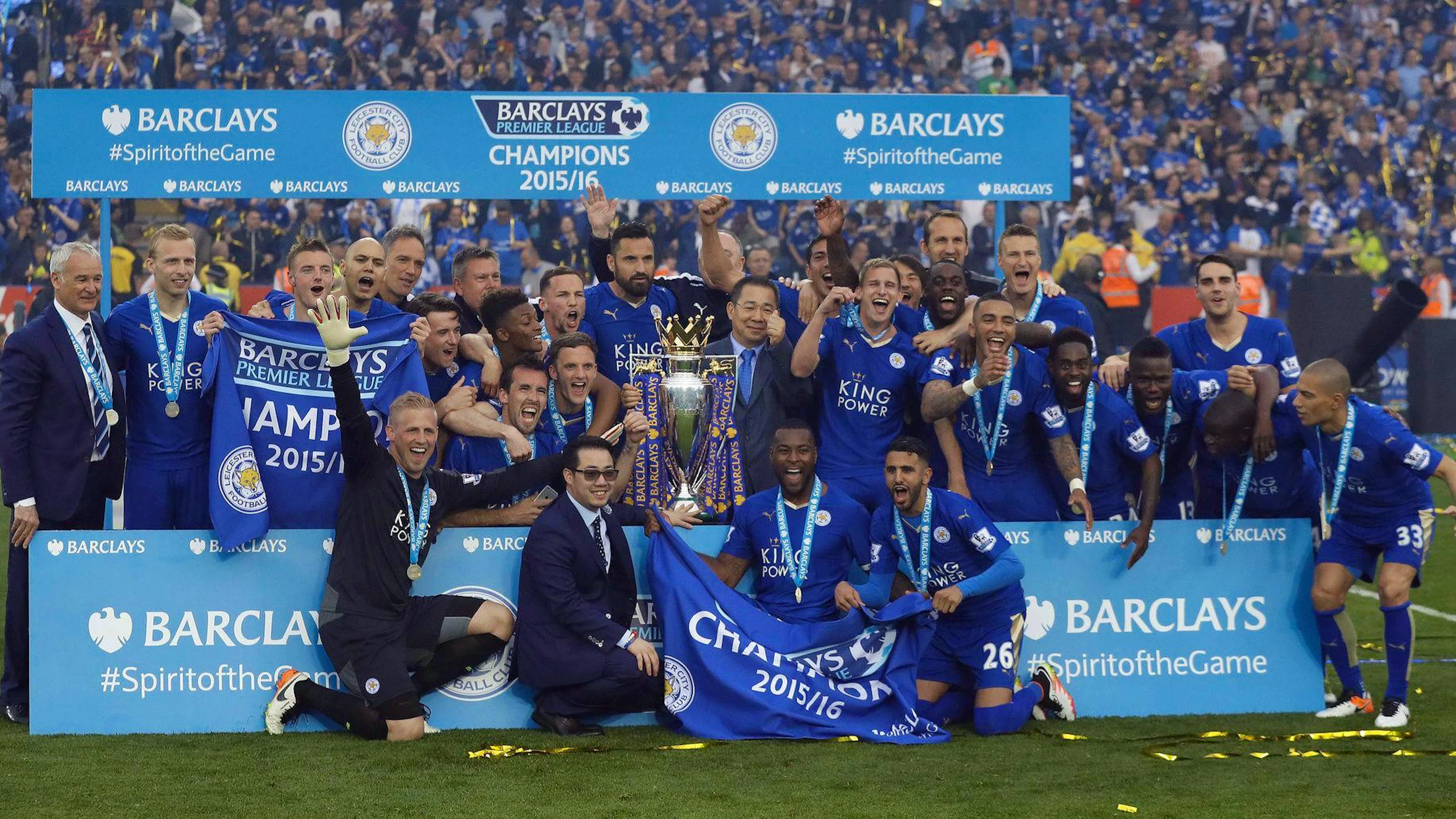Gökhan Inler (ganz rechts) und Leicester nehmen den Meisterpokal entgegen.