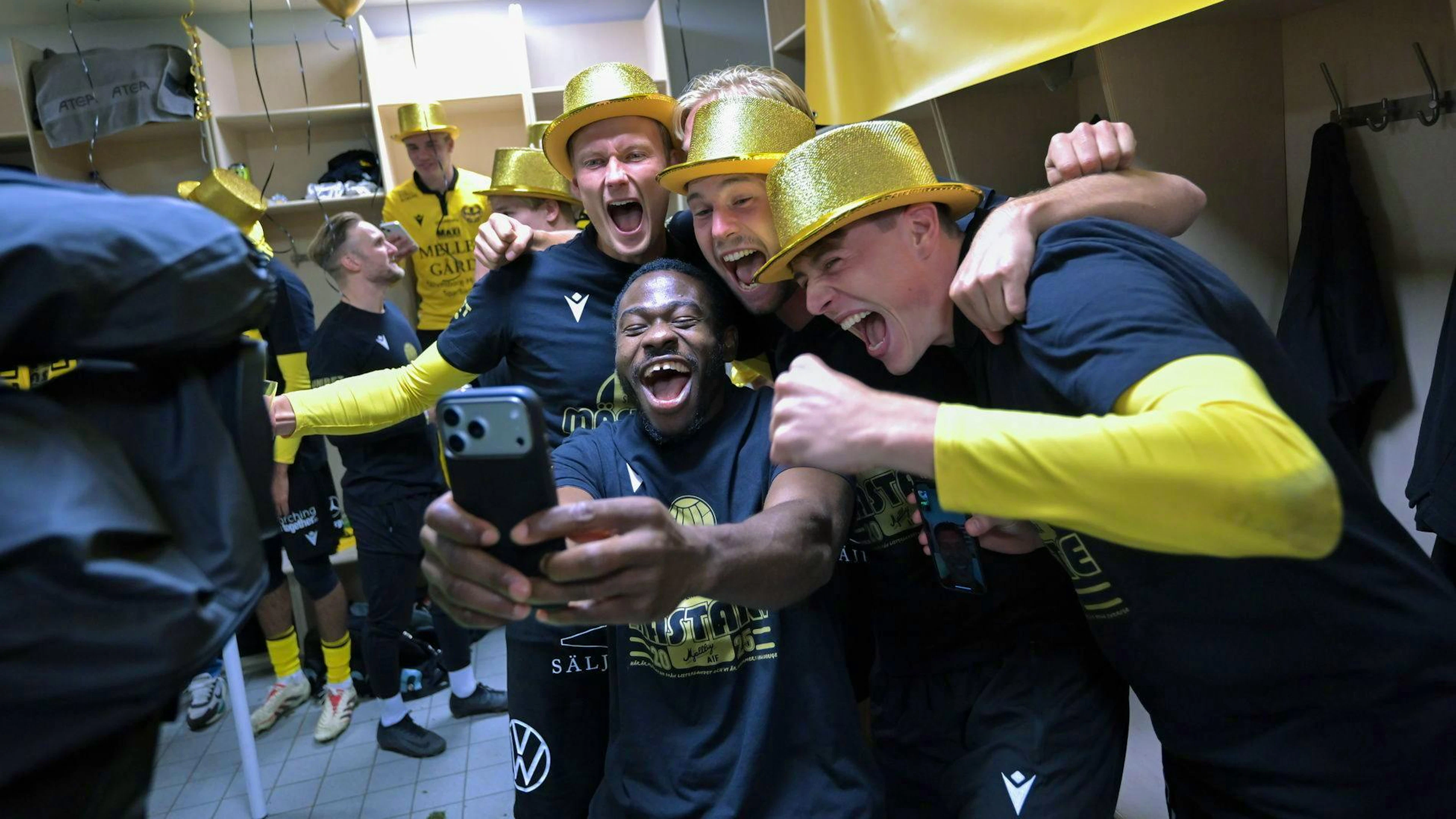 Mjällbys Helden starten nach der geschafften Meister-Sensation die Kabinenparty.