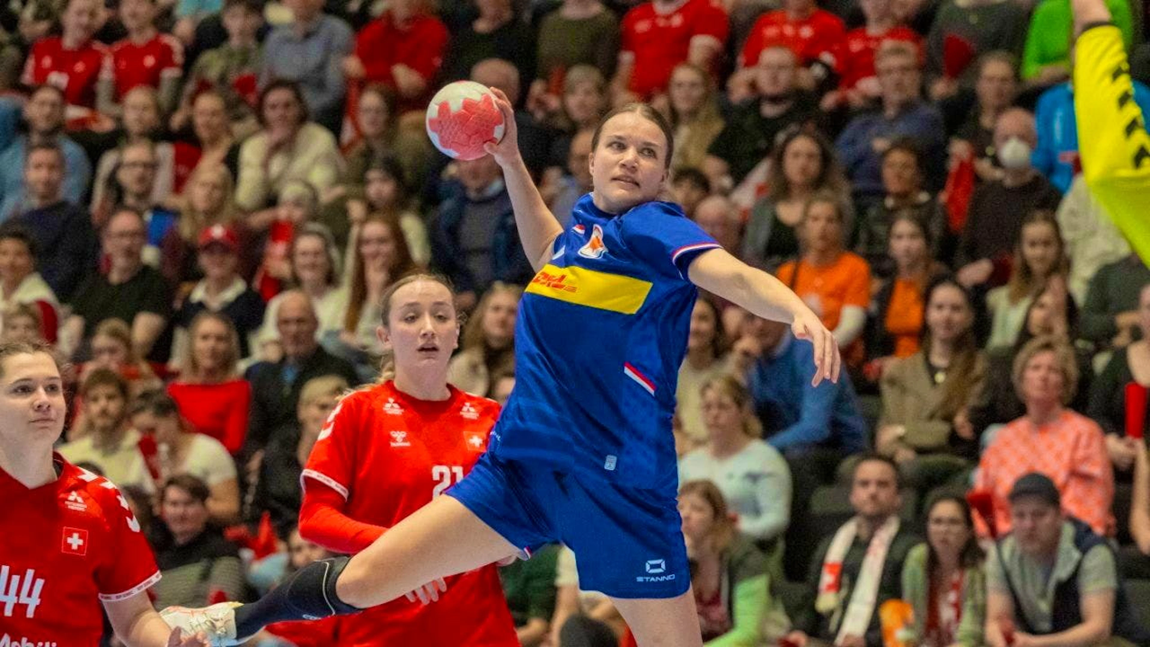 A little too strong for the Swiss: Dutch handball players with Merel Freriks