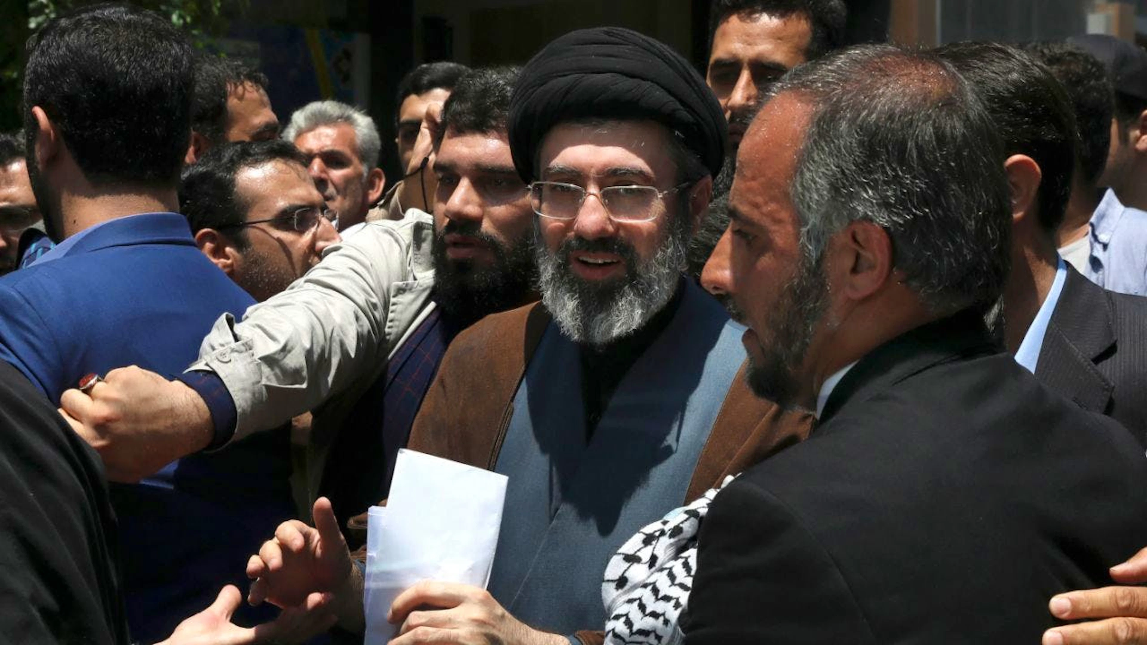 Mojtaba Khamenei (avec lunettes), le fils du guide suprême tué, était parmi les deux favoris.