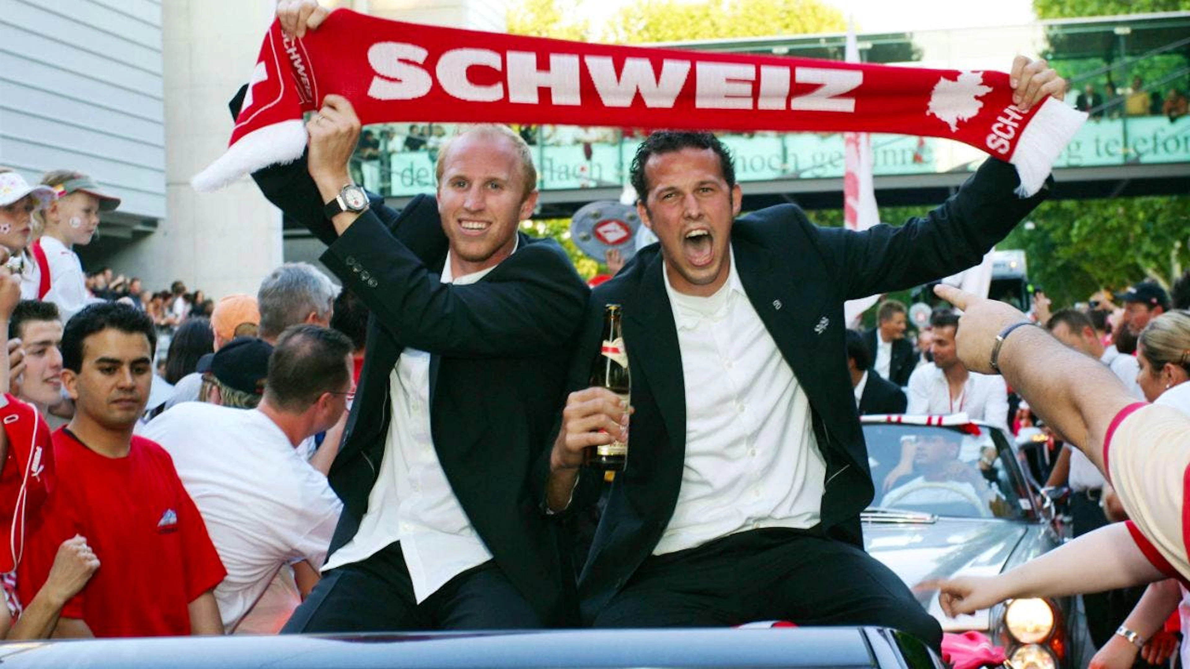 Ludovic Magnin (links) und Marco Streller lassen sich nach dem Titel-Triumph mit Stuttgart feiern.