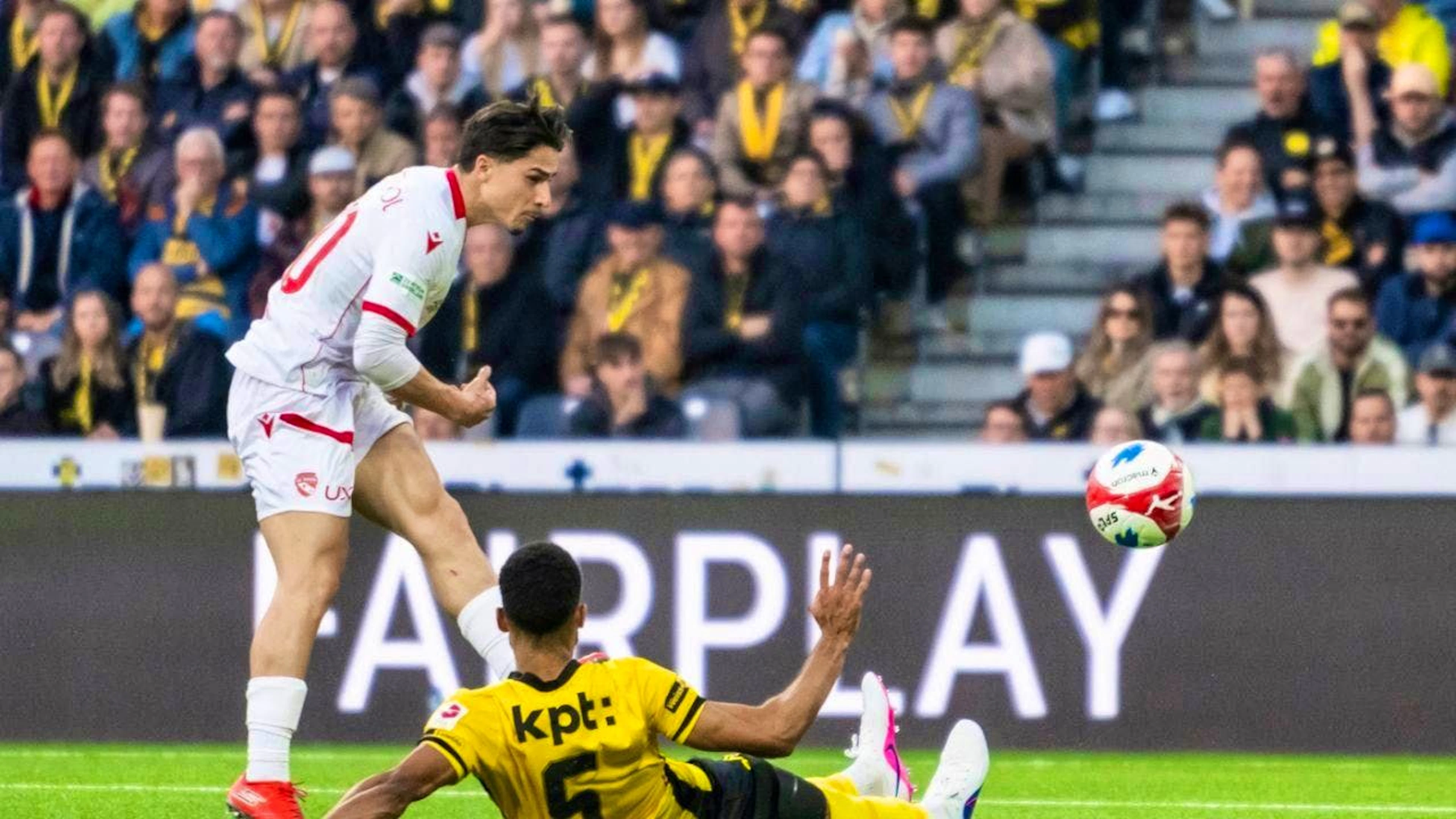 Nils Reichmuth scores the goal to make it 1-2 against YB defender Gregory Wüthrich, who is lying on the ground