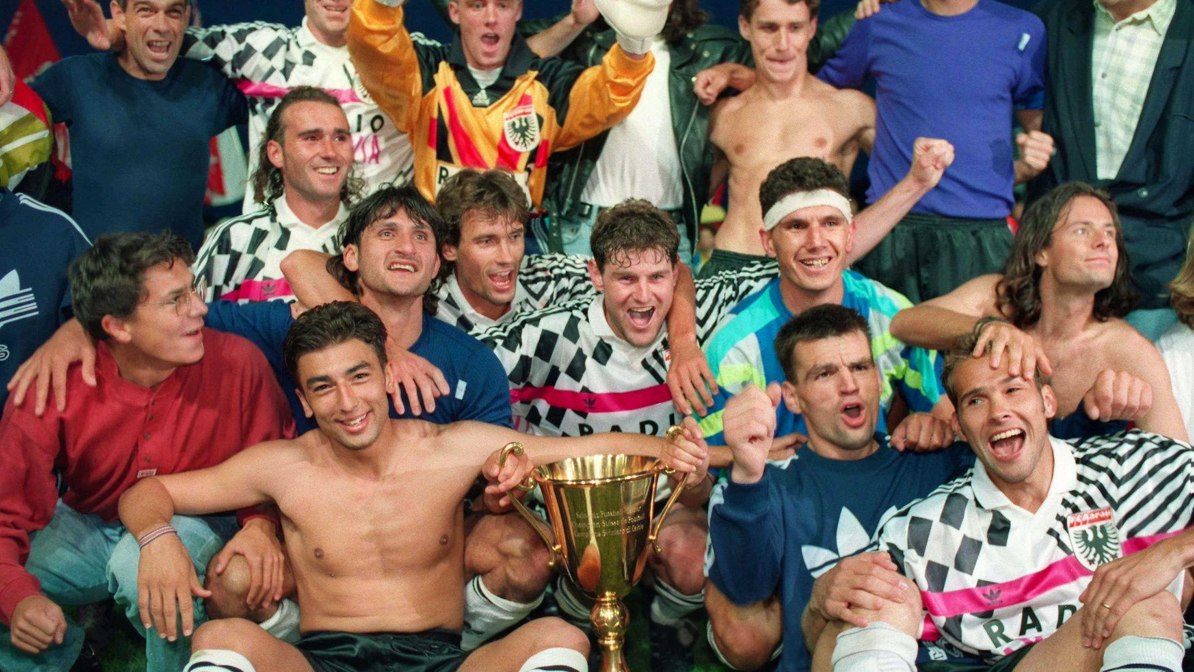 Die Spieler des FC Aarau feiern 1993 im eigenen Stadion den Schweizermeister-Titel.