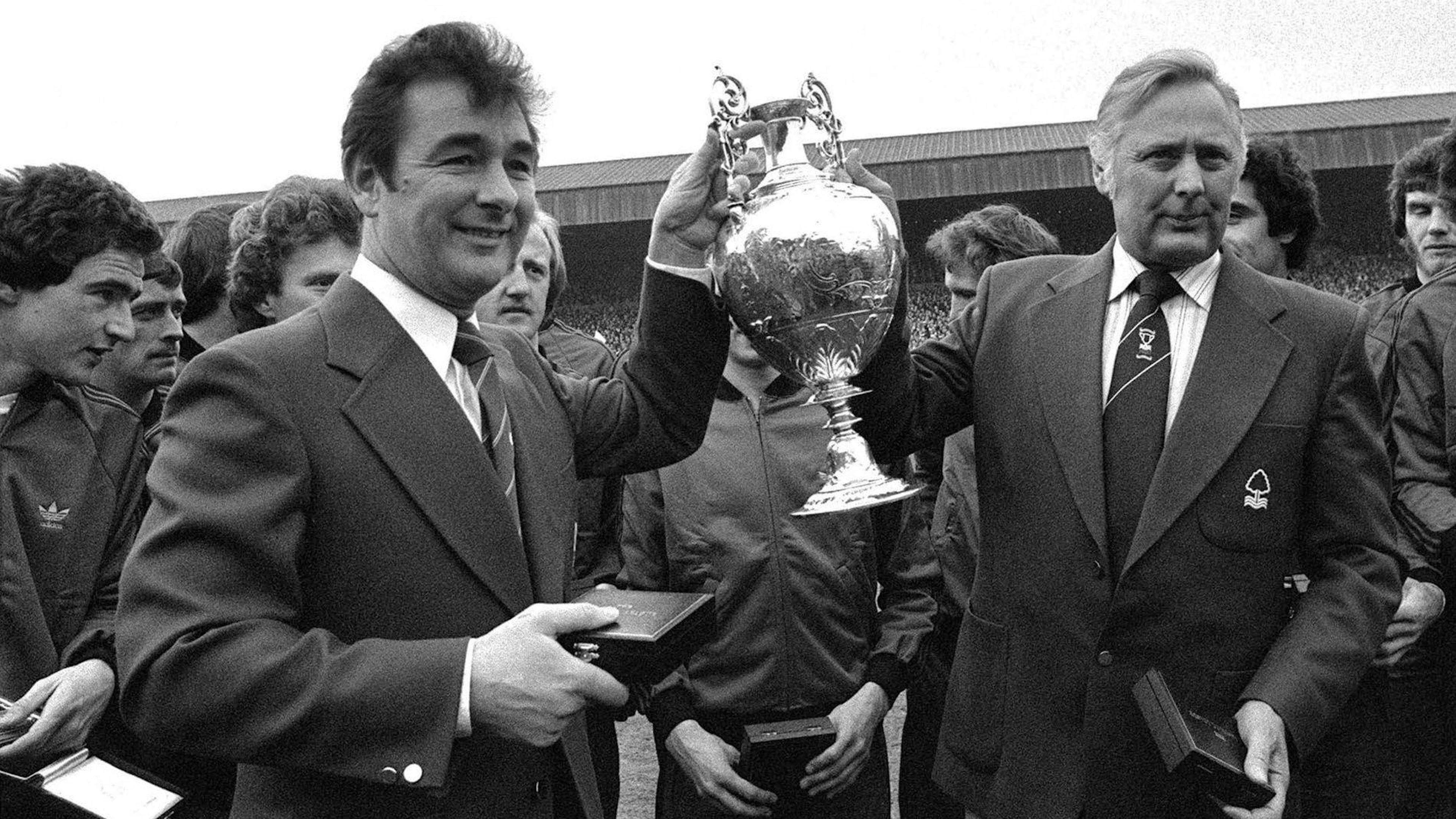 30. April 1978: Nottingham-Trainer Brian Clough (links) und Assistenz-Coach Peter Taylor präsentieren den Pokal.