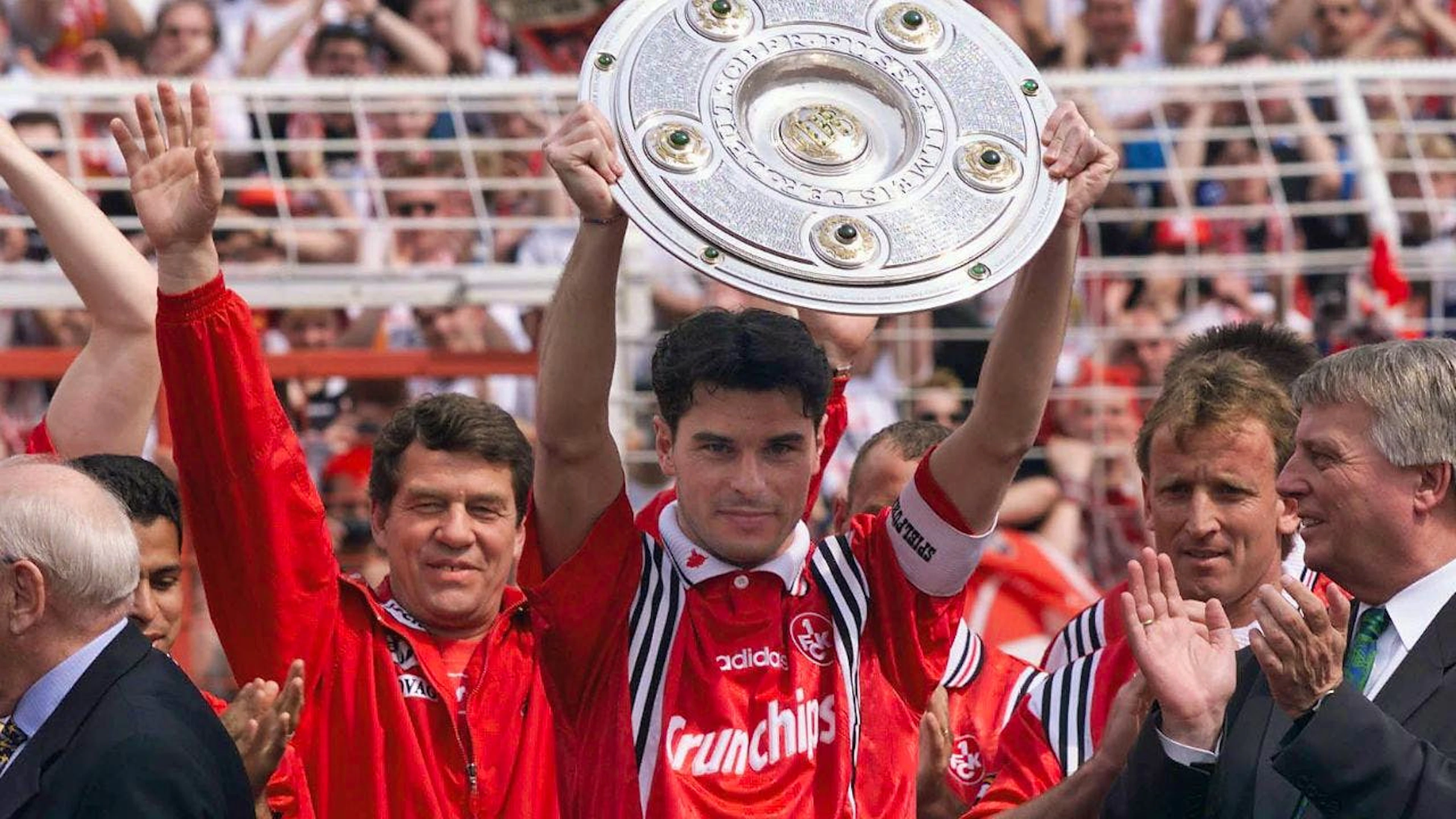 Lautern-Captain Ciriaco Sforza stemmt die Meisterschale.