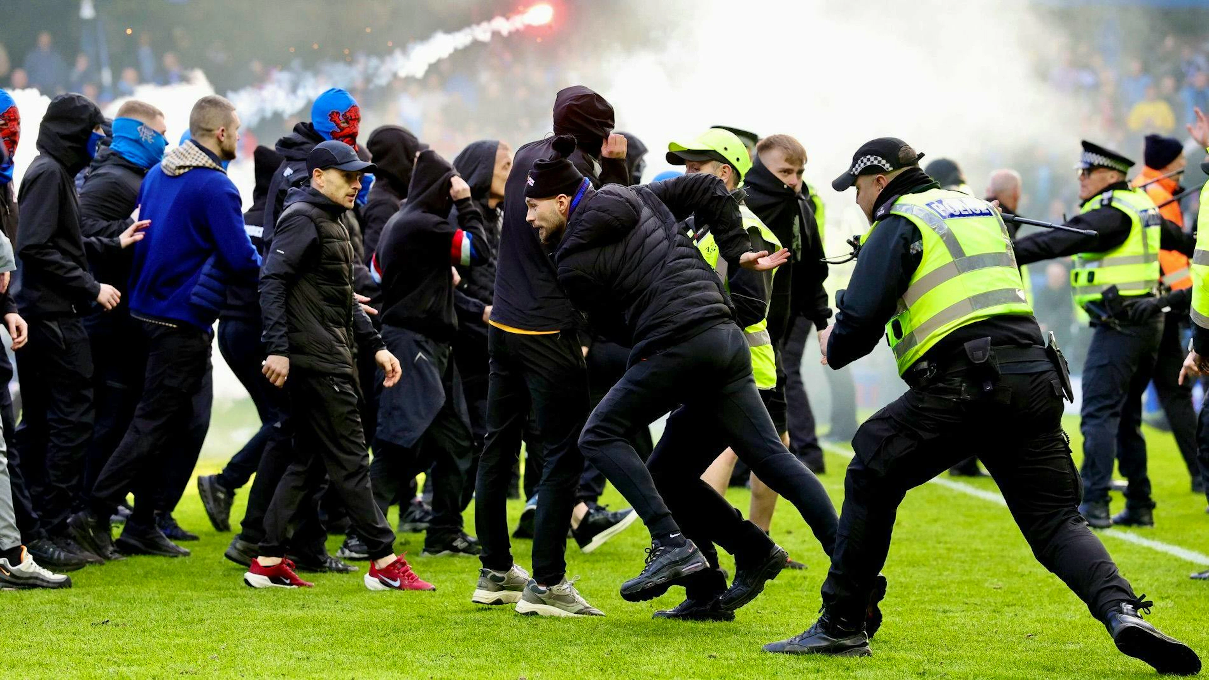 Des affrontements entre supporters ont éclaté sur la pelouse du stade d'Ibrox à Glasgow.