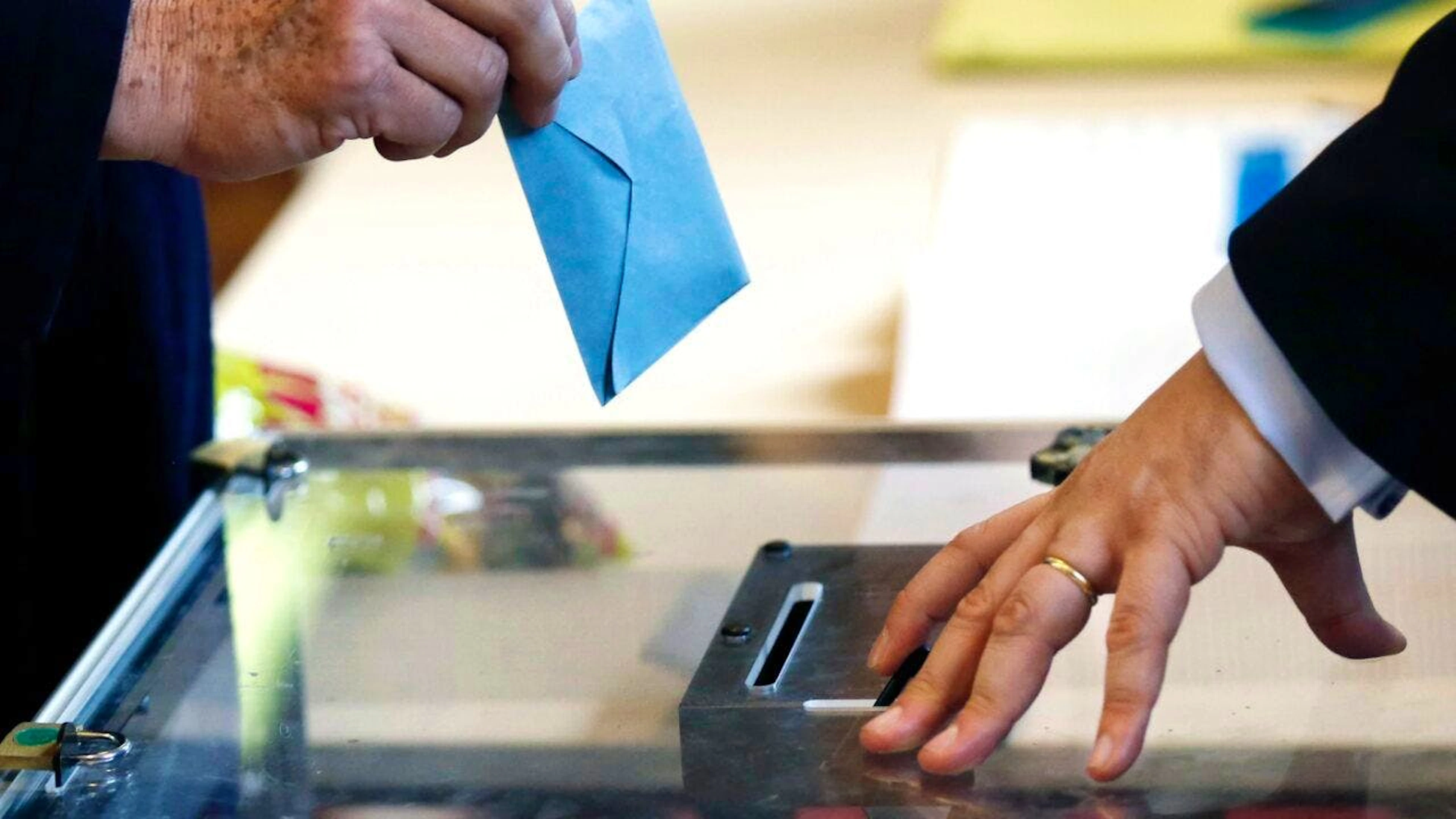 La victime, qui est présente sur une liste LFI pour les élections municipales de dimanche, a été agressée alors qu'elle posait des affiches (image symbolique).