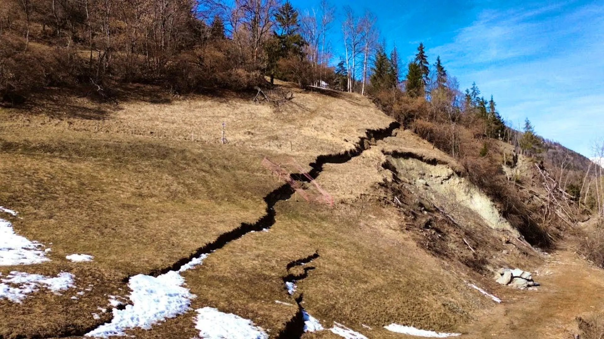 250-meter earth fissure grows daily - Valais village threatened with ...