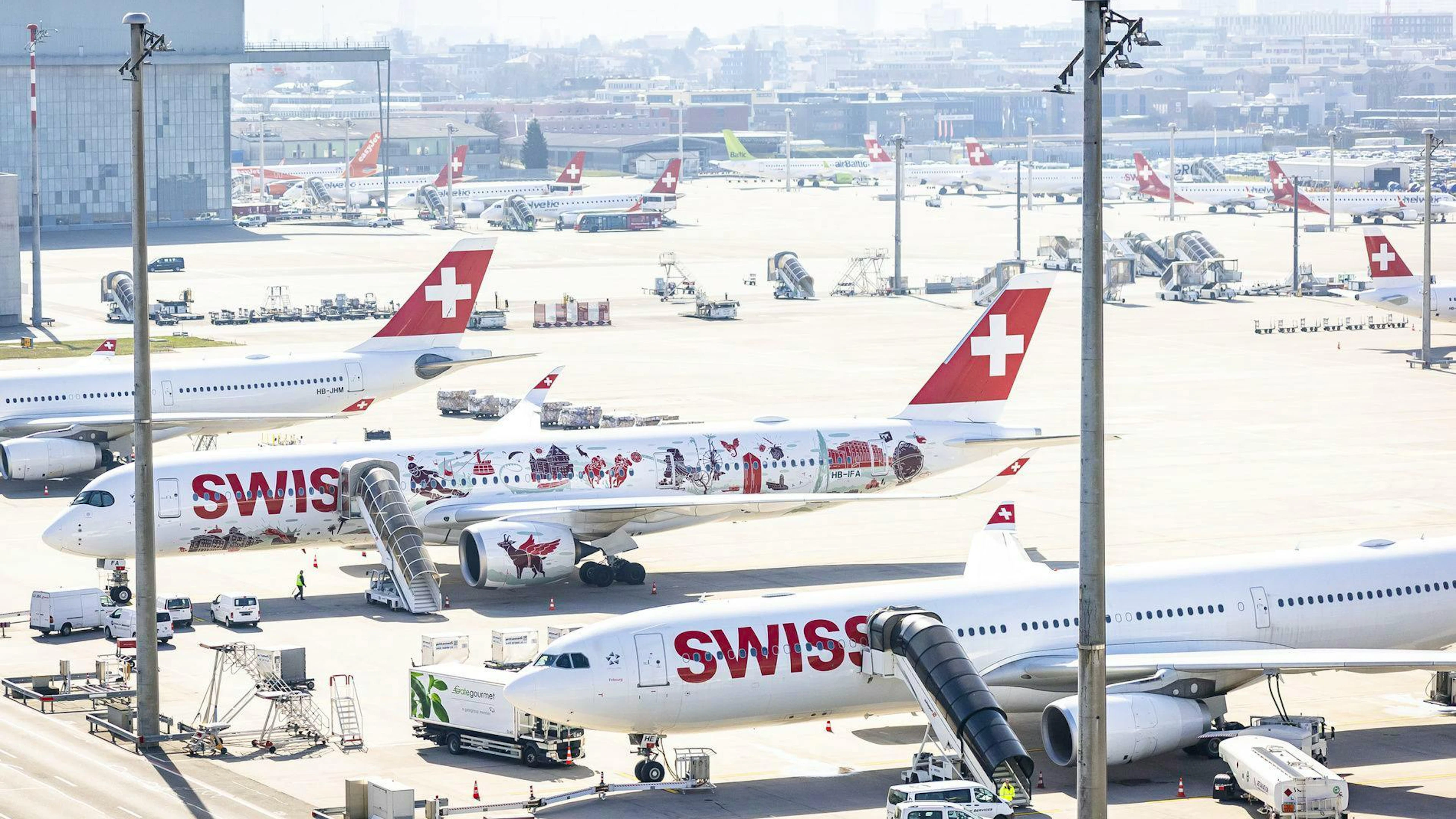 La compagnie aérienne Swiss a annoncé lundi qu'elle prolongeait la suspension de ses vols vers le Proche et le Moyen-Orient pour des raisons de sécurité (archives).