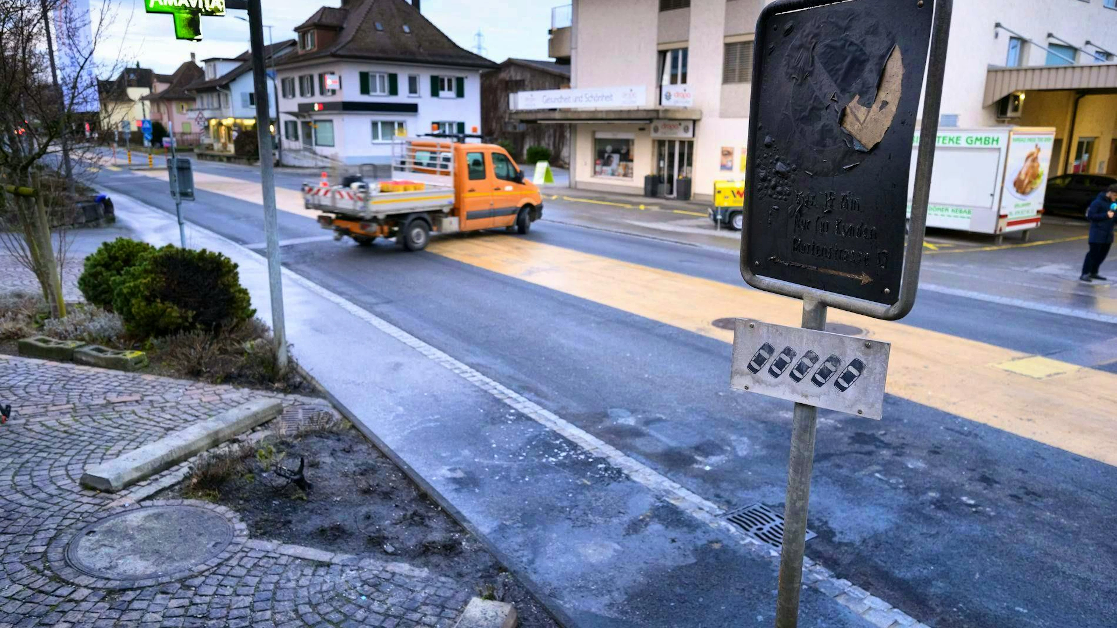 La strada è stata riaperta al traffico mercoledì mattina.