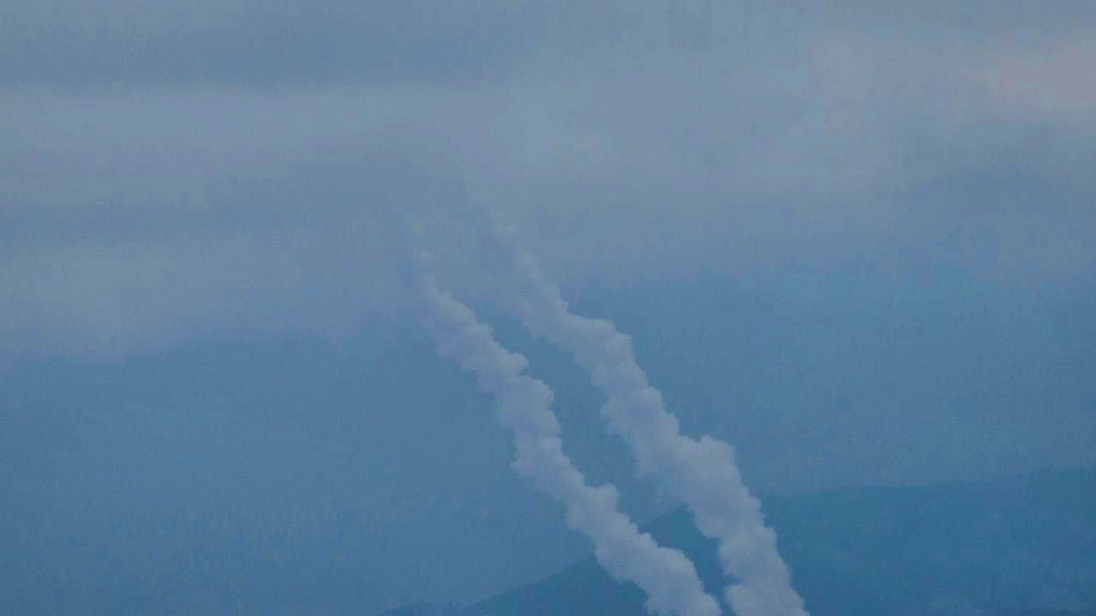 Traces of rockets fired at Israel from Lebanon. Photo: Ariel Schalit/AP/dpa/Archive image